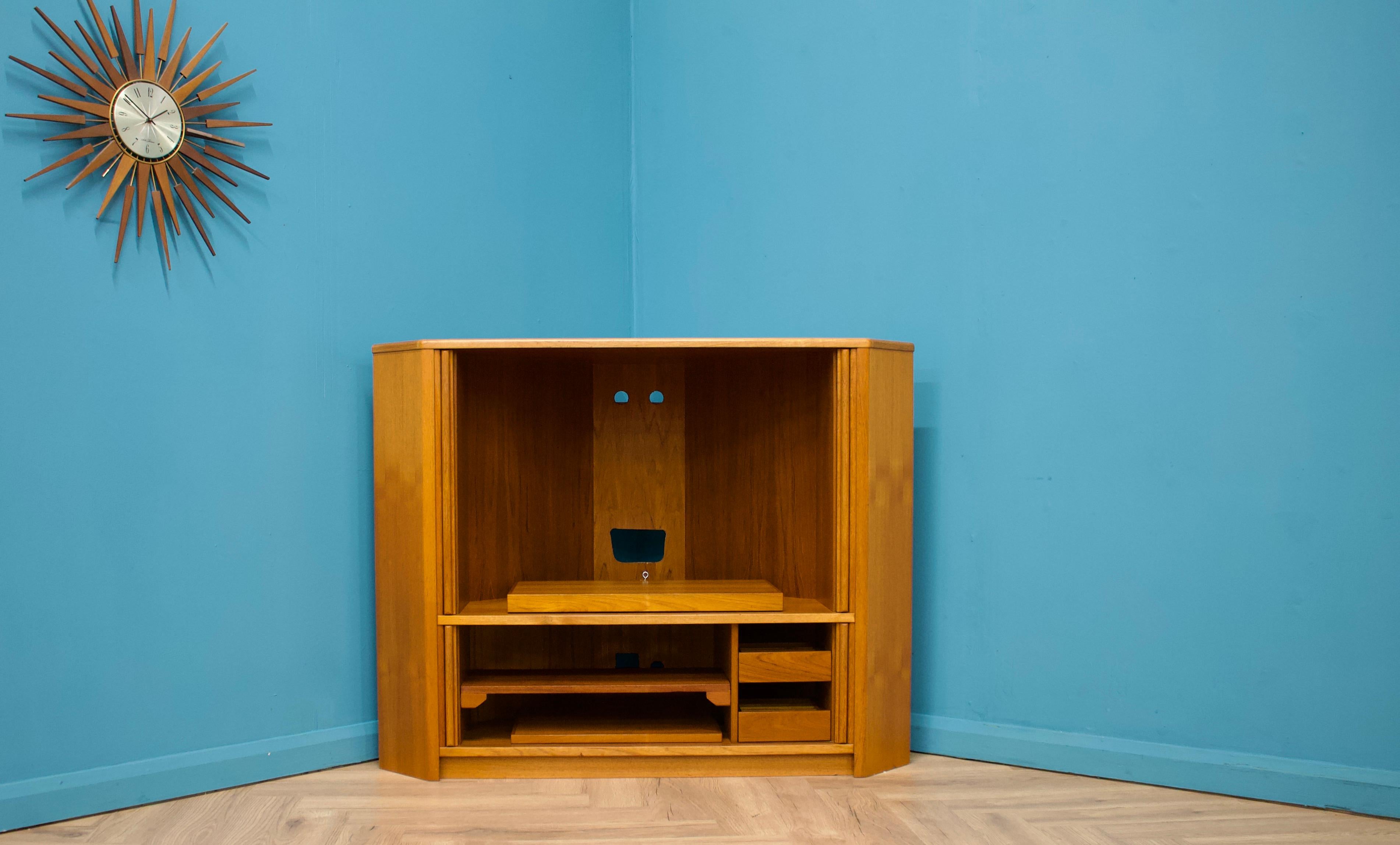 Mid-Century moderno Porta TV angolare danese di metà secolo in teak, anni '70 in vendita