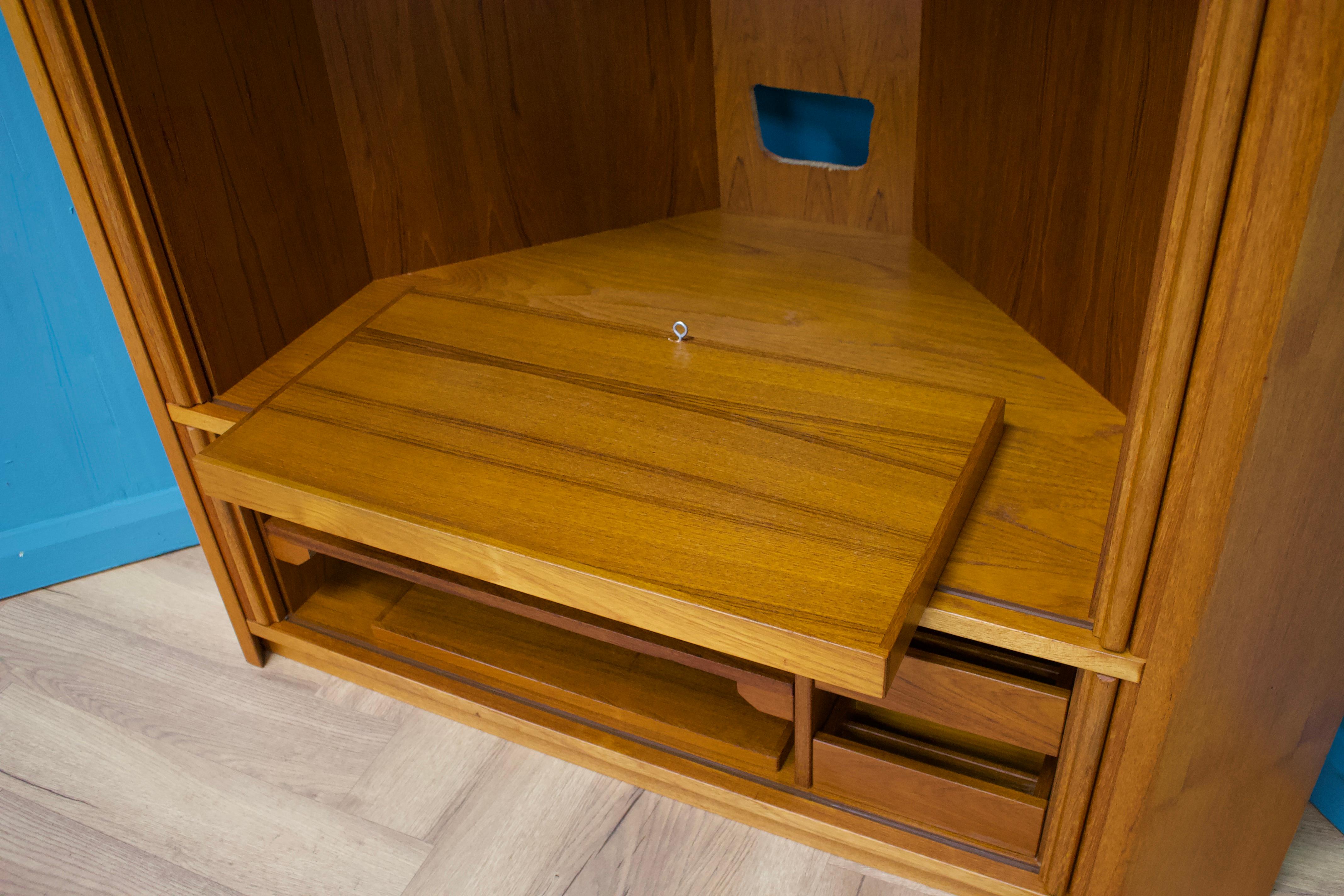 XX secolo Porta TV angolare danese di metà secolo in teak, anni '70 in vendita