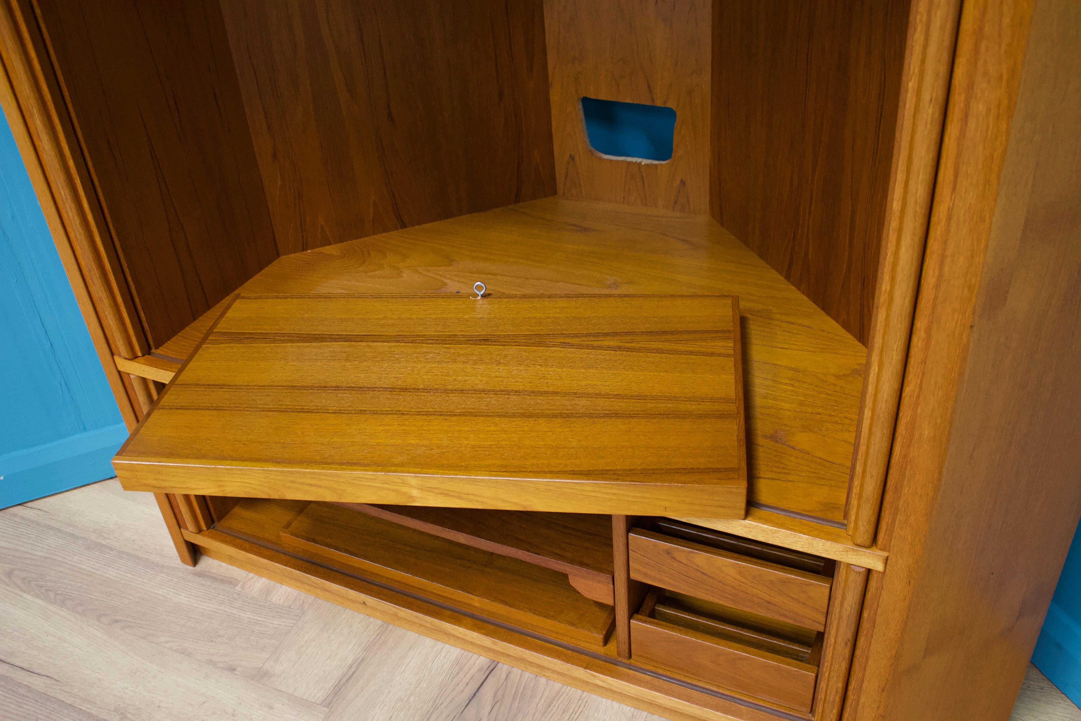 Teak Porta TV angolare danese di metà secolo in teak, anni '70 in vendita