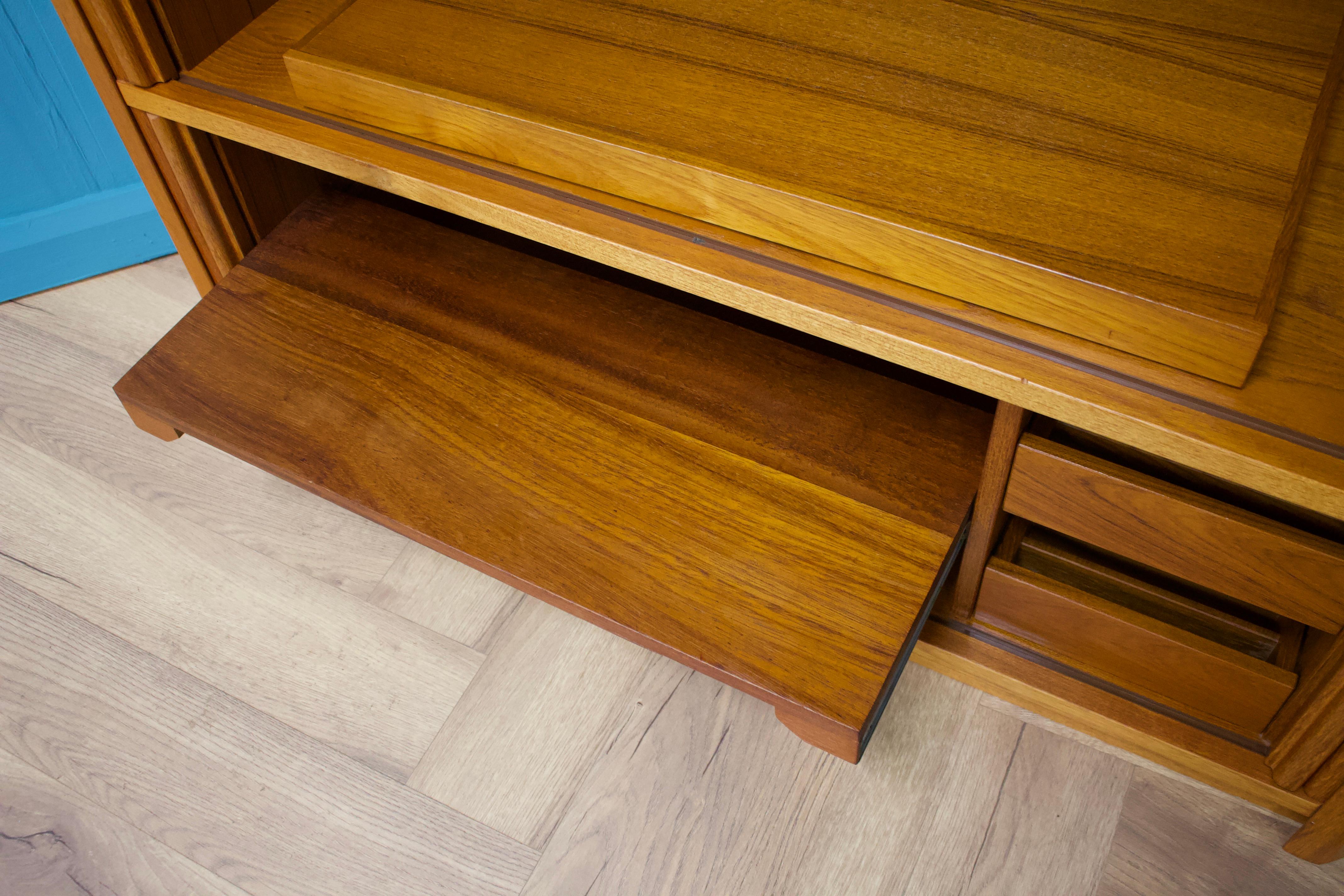Porta TV angolare danese di metà secolo in teak, anni '70 in vendita 1