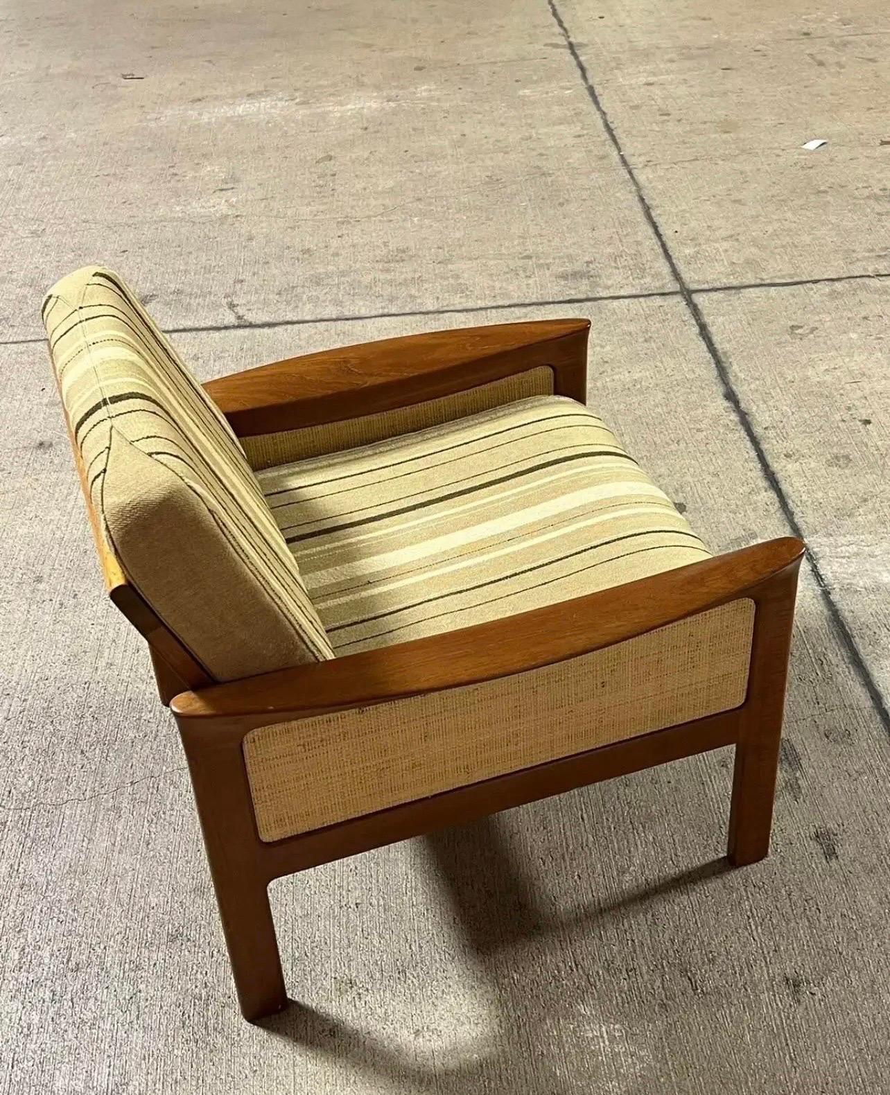 Mid Century Teak Danish Komfort Lounge Chair In Good Condition In Esperance, NY