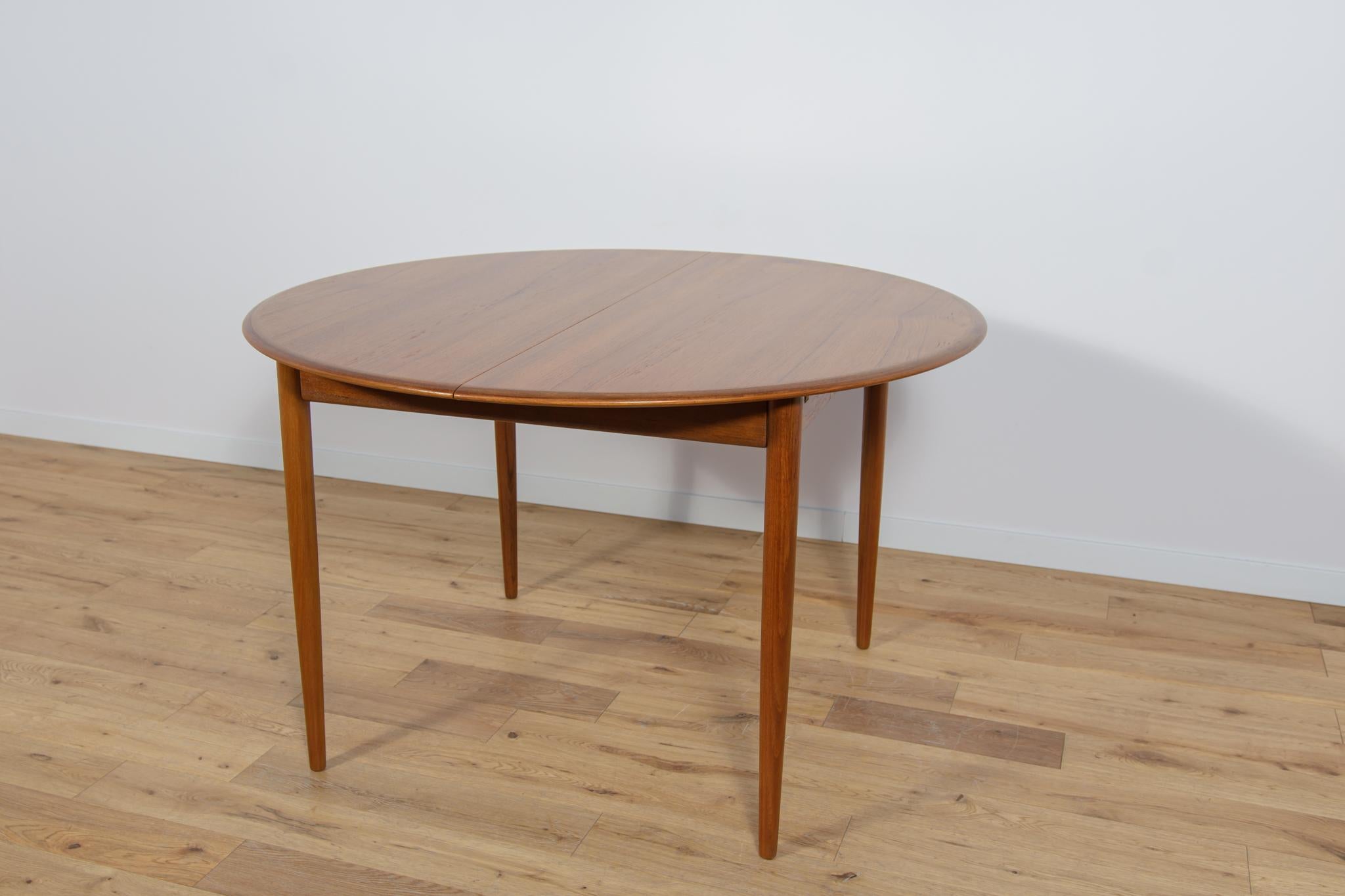 Mid-Century Teak Danish Round Dining Table, 1970s In Excellent Condition For Sale In GNIEZNO, 30
