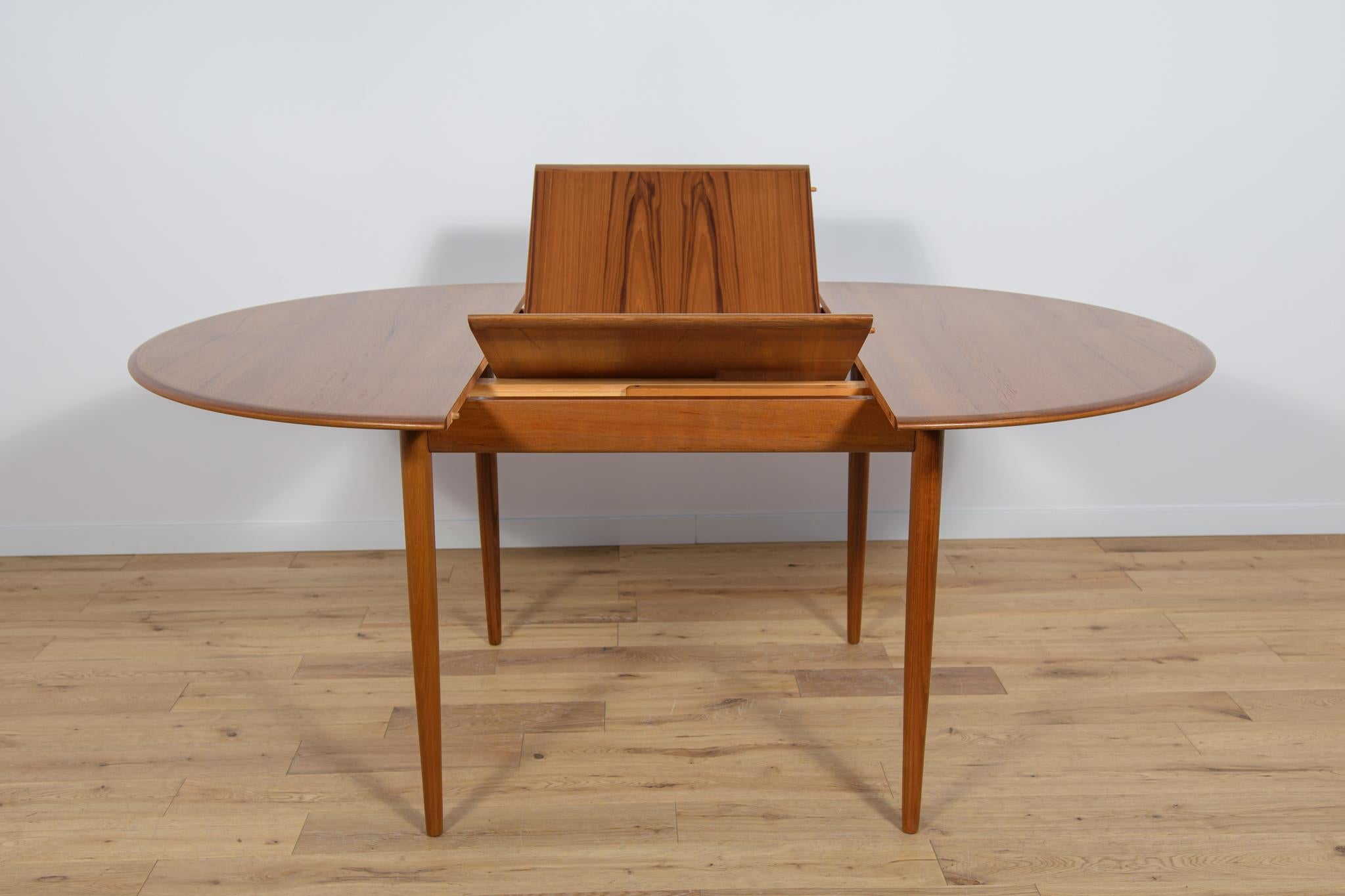 Mid-Century Teak Danish Round Dining Table, 1970s For Sale 1