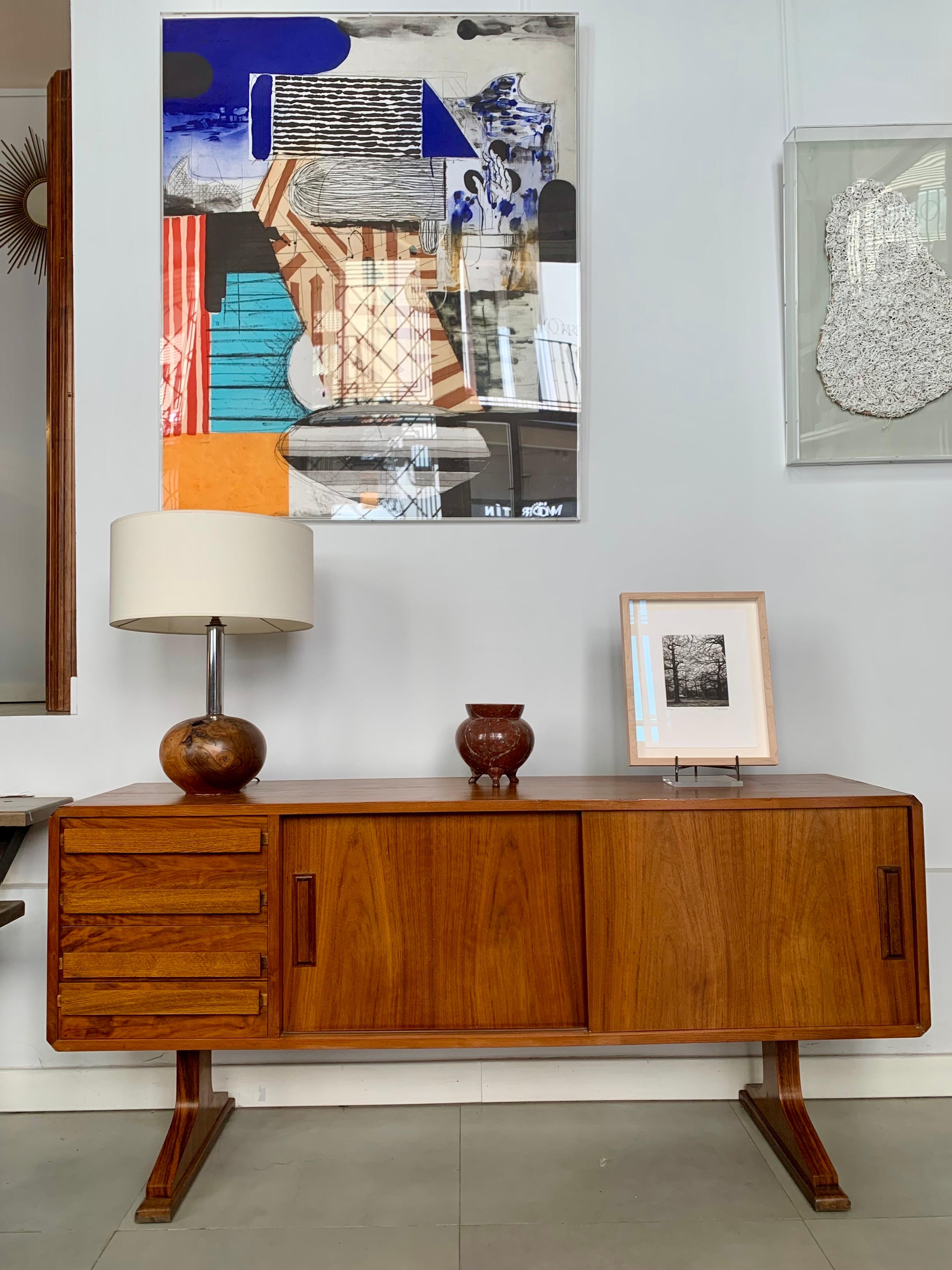 Ein dänisches Sideboard aus der Mitte der 60er Jahre, in Teakholz, mit vier Schubladen auf der linken Seite und ein Fach mit Regalen auf der rechten Seite, mit Schiebetür, es ist in sehr gutem Zustand.