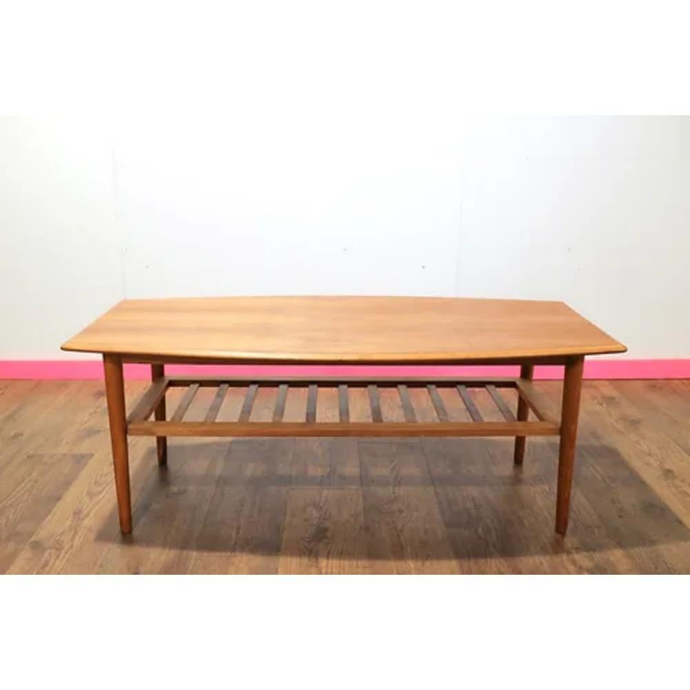 Mid Century Teak Danish Style Surf Board Coffee Table In Good Condition For Sale In Los Angeles, CA