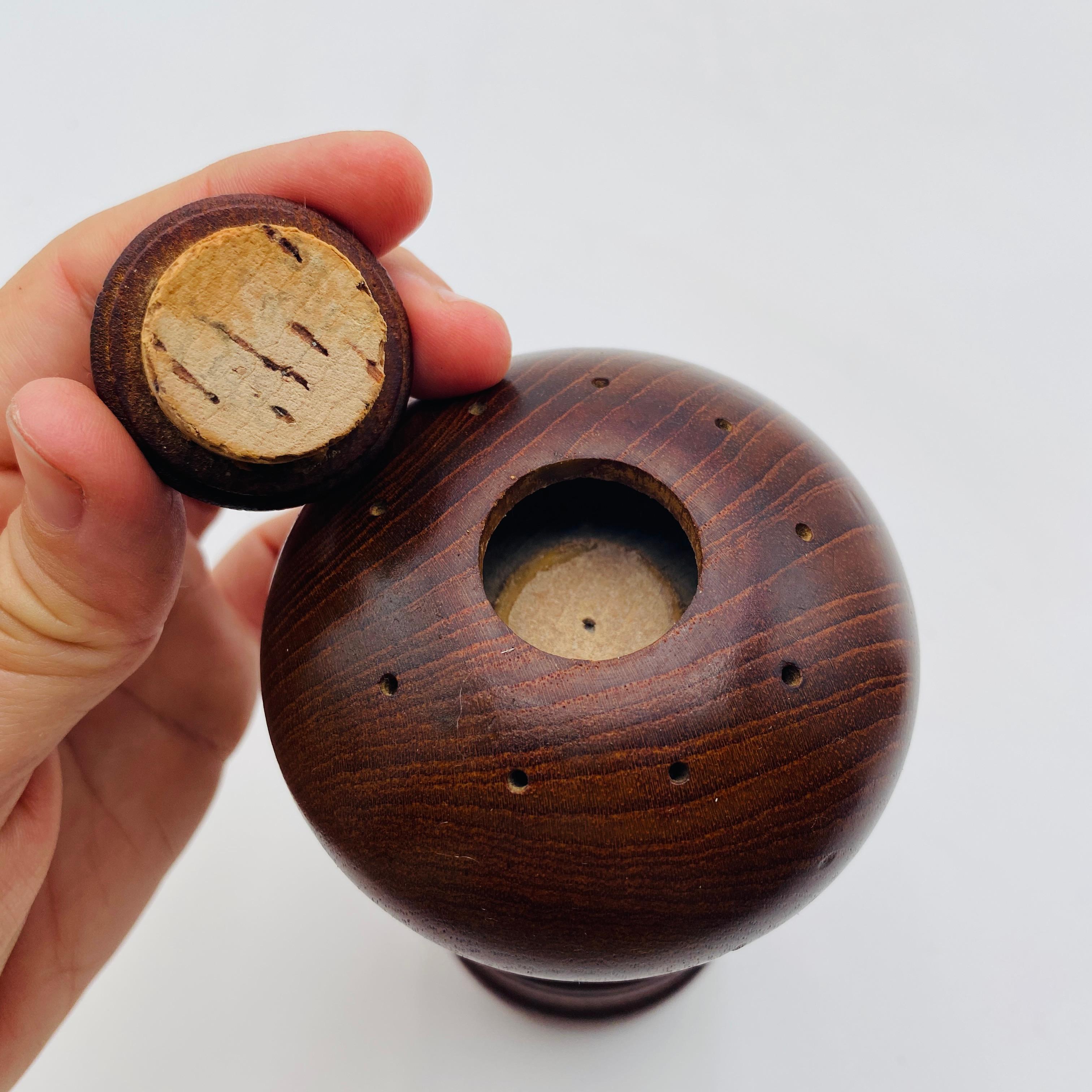 Dansk Salz- und Pfeffermühle aus Teakholz aus der Mitte des Jahrhunderts von Jens H. Quistgaard (Dänisch) im Angebot