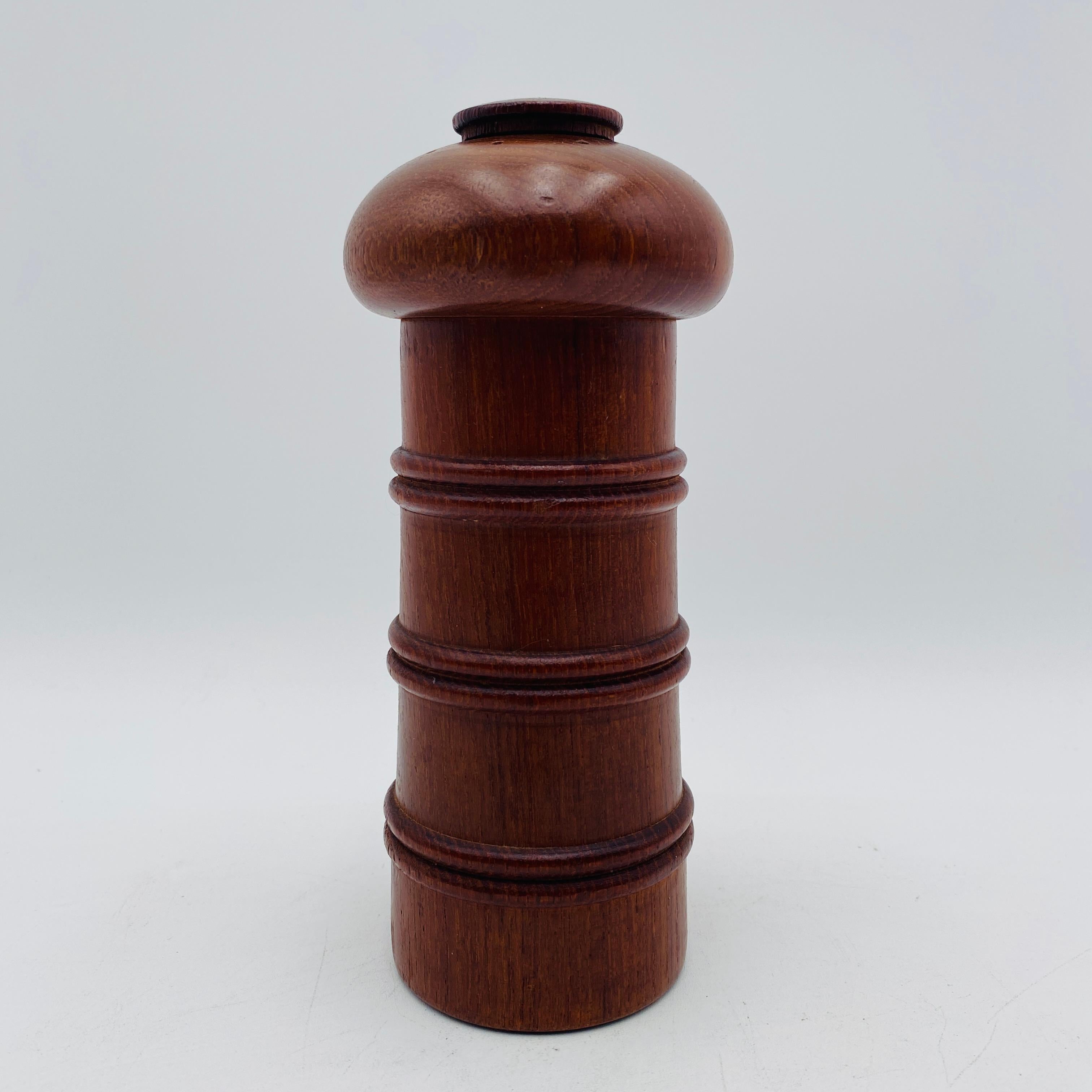 Dansk Salz- und Pfeffermühle aus Teakholz aus der Mitte des Jahrhunderts von Jens H. Quistgaard im Angebot 1