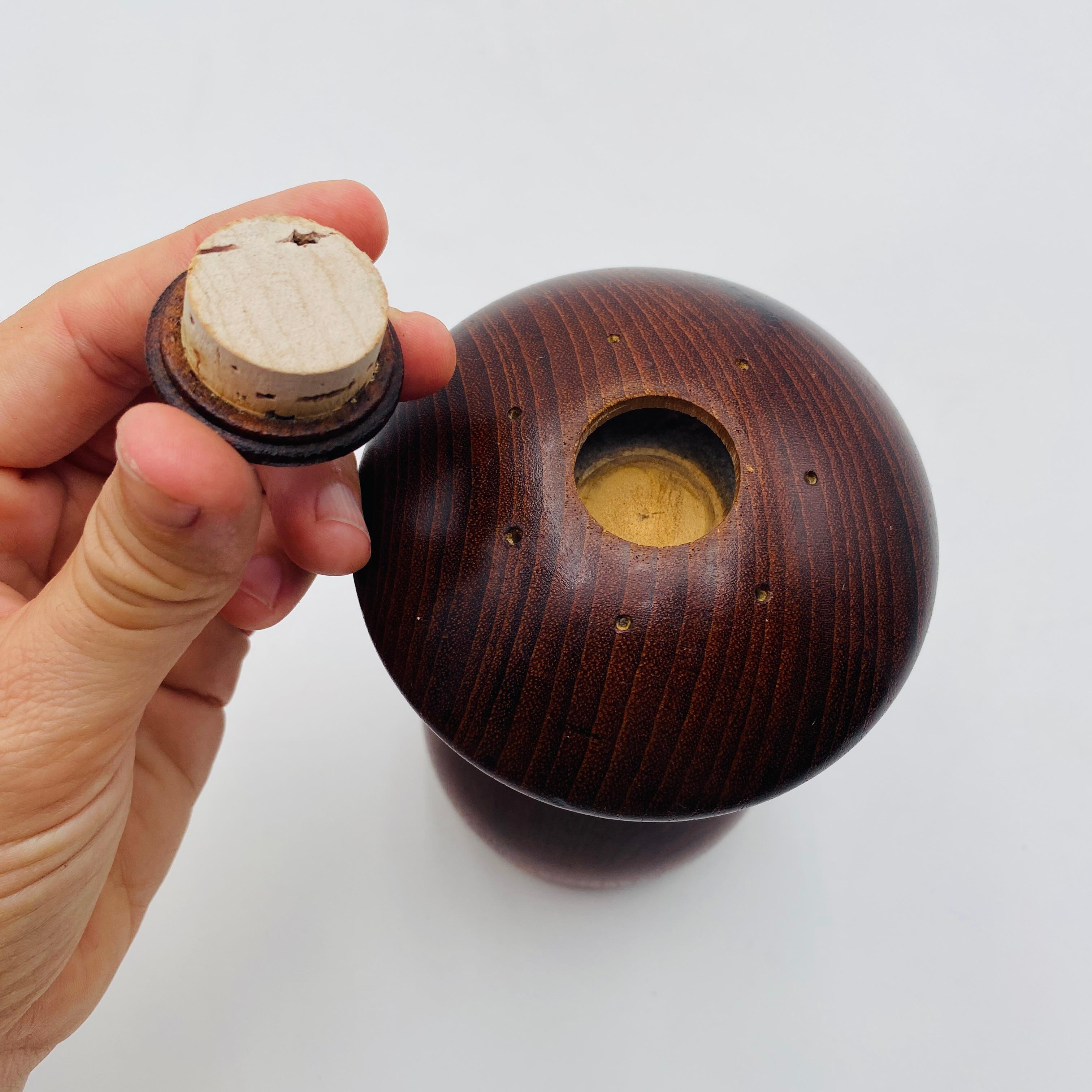 Dansk Salz- und Pfeffermühle aus Teakholz aus der Mitte des Jahrhunderts von Jens H. Quistgaard im Angebot 2