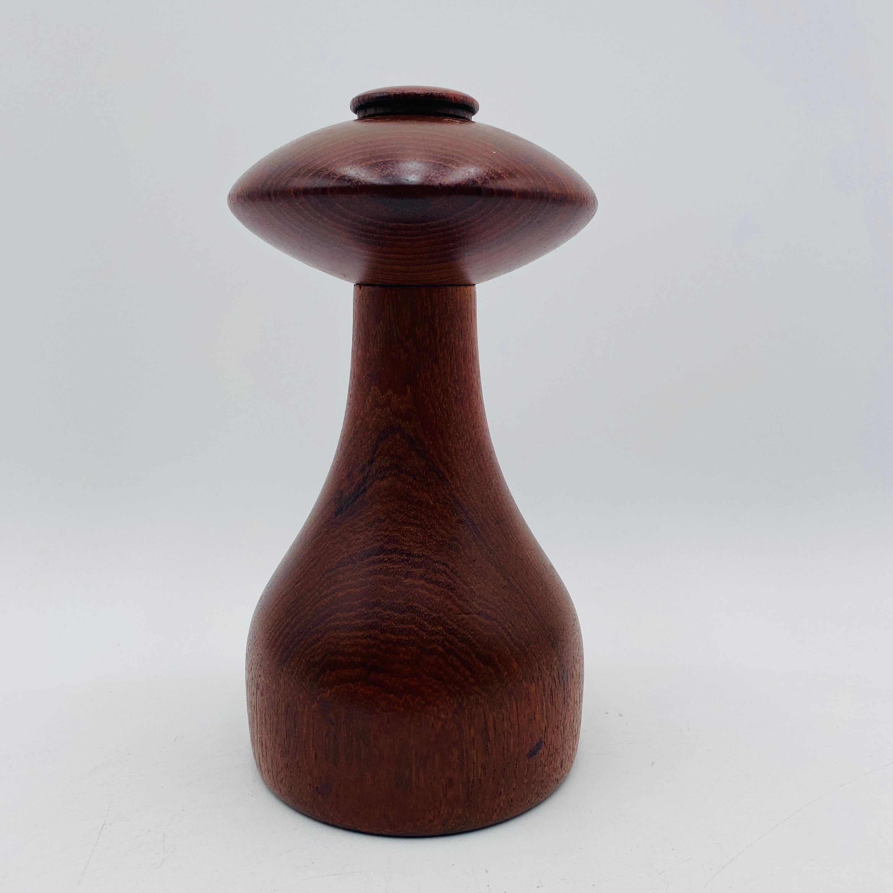 Dansk Salz- und Pfeffermühle aus Teakholz aus der Mitte des Jahrhunderts von Jens H. Quistgaard im Angebot 3