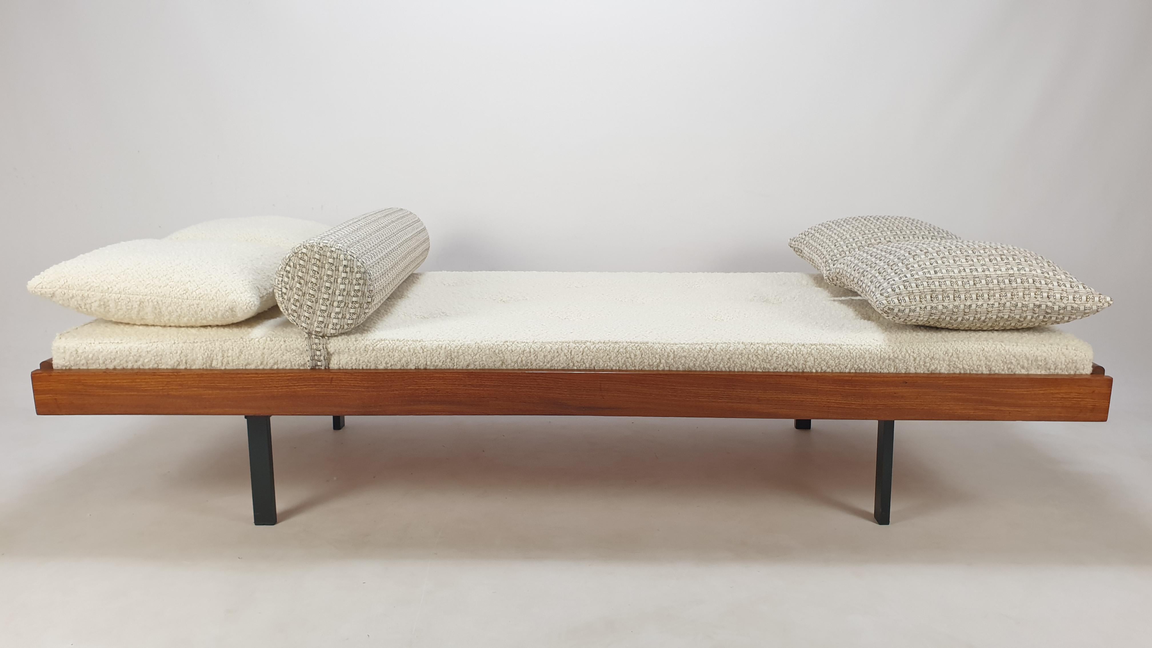 Mid Century Teak Daybed, 1960s In Excellent Condition For Sale In Oud Beijerland, NL
