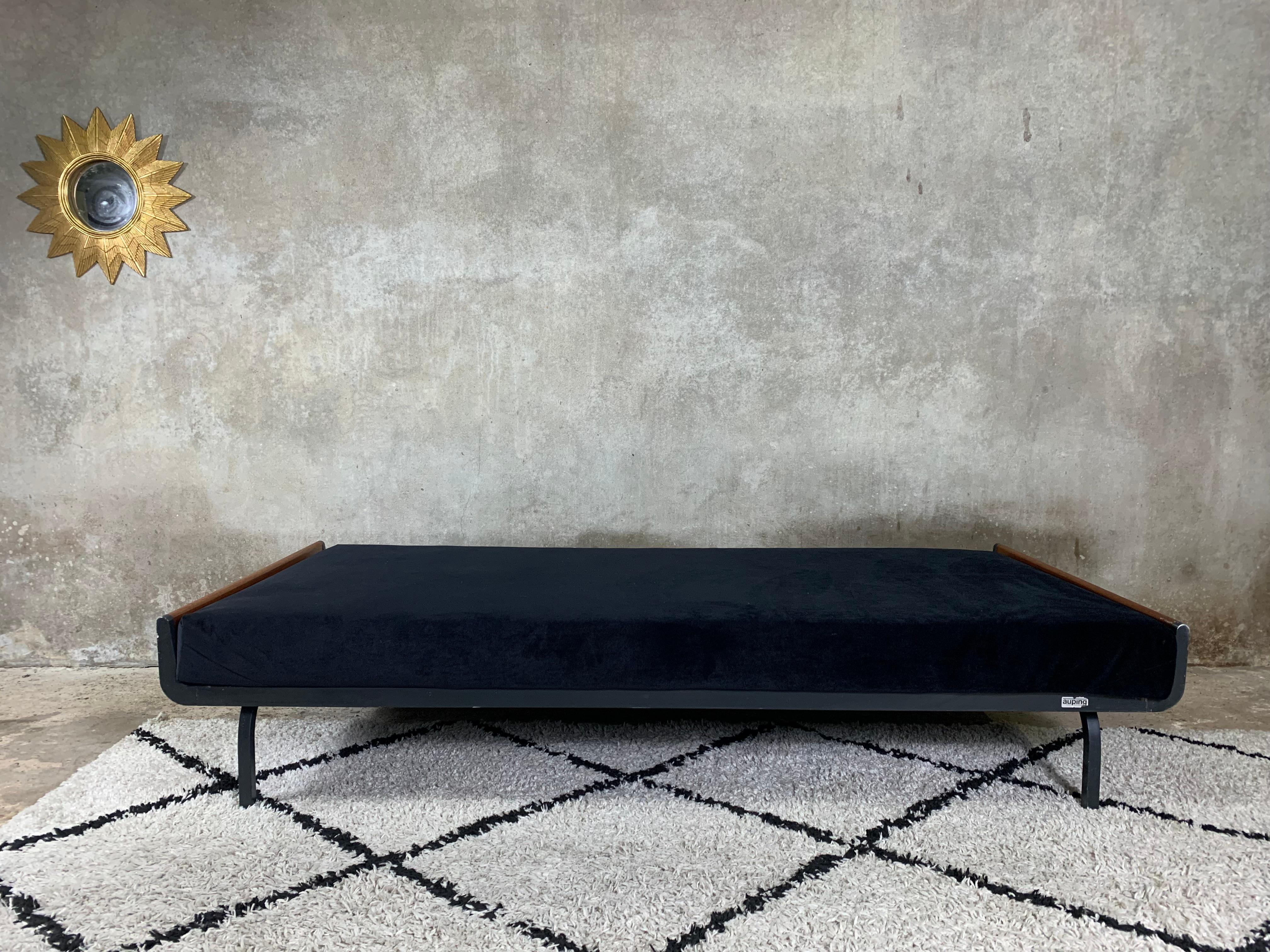 Daybed Ariadne designed by Friso Kramer for Auping Netherlands. With teak ends at the head and foot of the bed and beautifully formed dark metal feet. New materass upholstered with black velvet. Classic design!