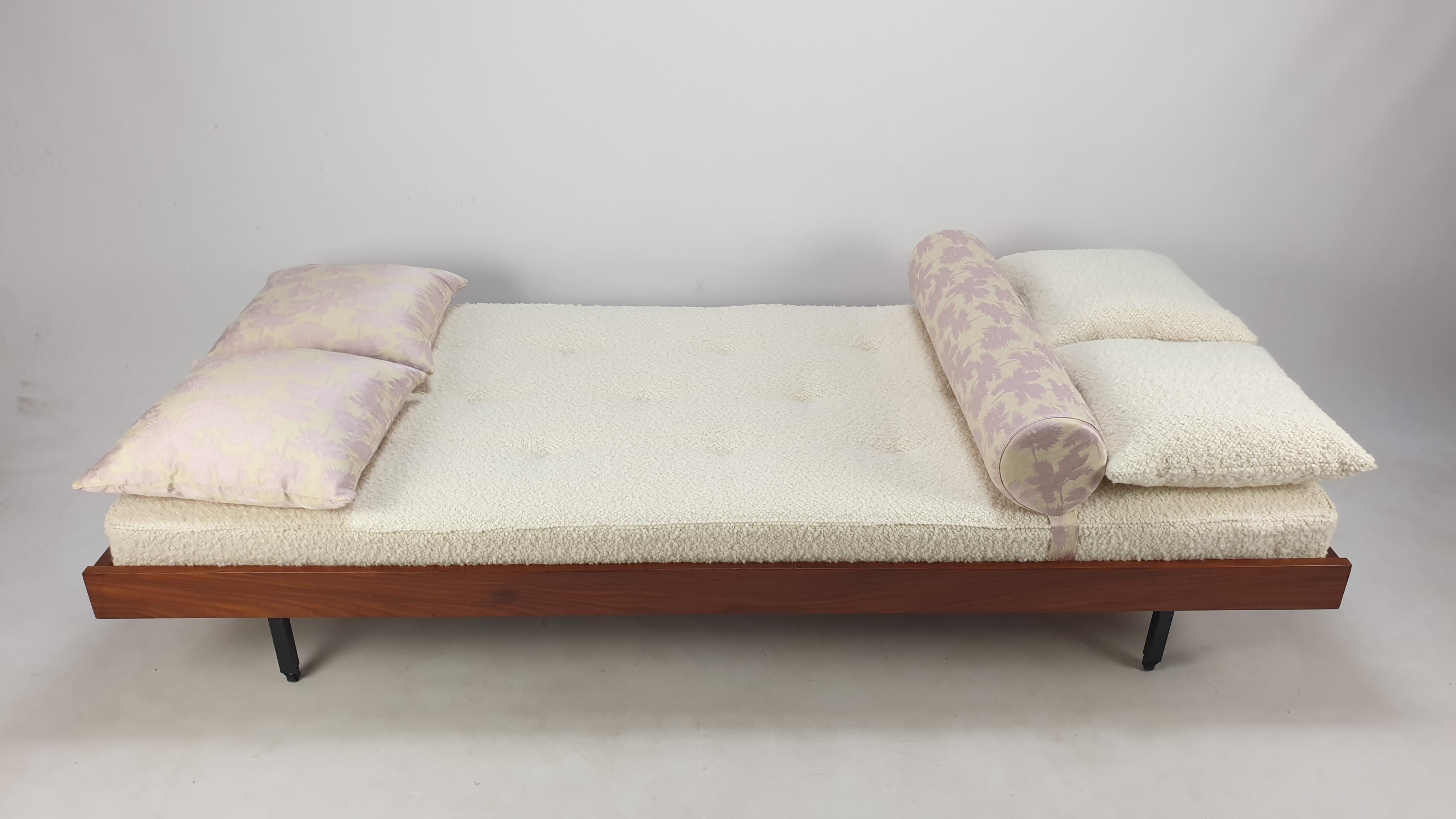 Daybed in teak di metà secolo con cuscini Dedar, anni '60 in vendita 5