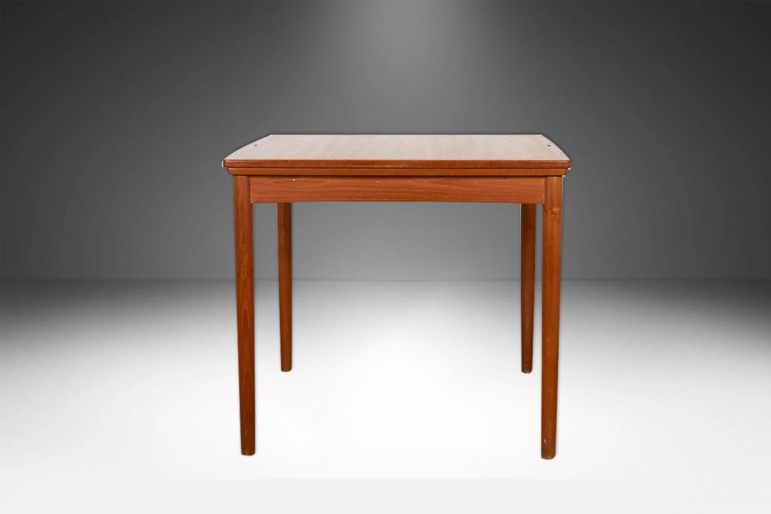 Mid-Century Teak Denmark Flip Top Extendable Game Dining Table im Angebot 5