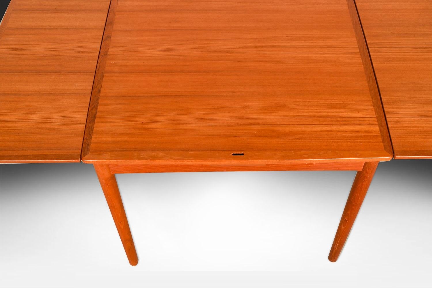 Mid-Century Teak Denmark Flip Top Extendable Game Dining Table (Moderne der Mitte des Jahrhunderts) im Angebot