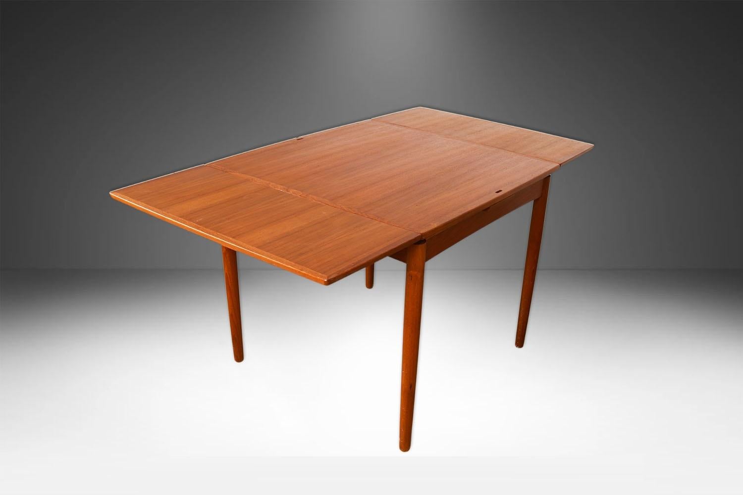 Mid-Century Teak Denmark Flip Top Extendable Game Dining Table im Zustand „Relativ gut“ im Angebot in Baltimore, MD