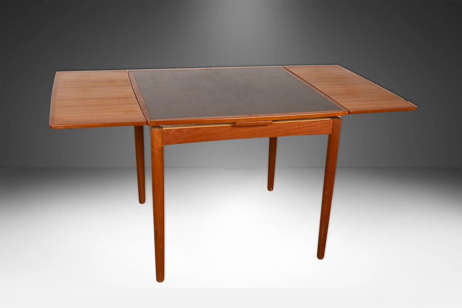 Mid-Century Teak Denmark Flip Top Extendable Game Dining Table (Teakholz) im Angebot