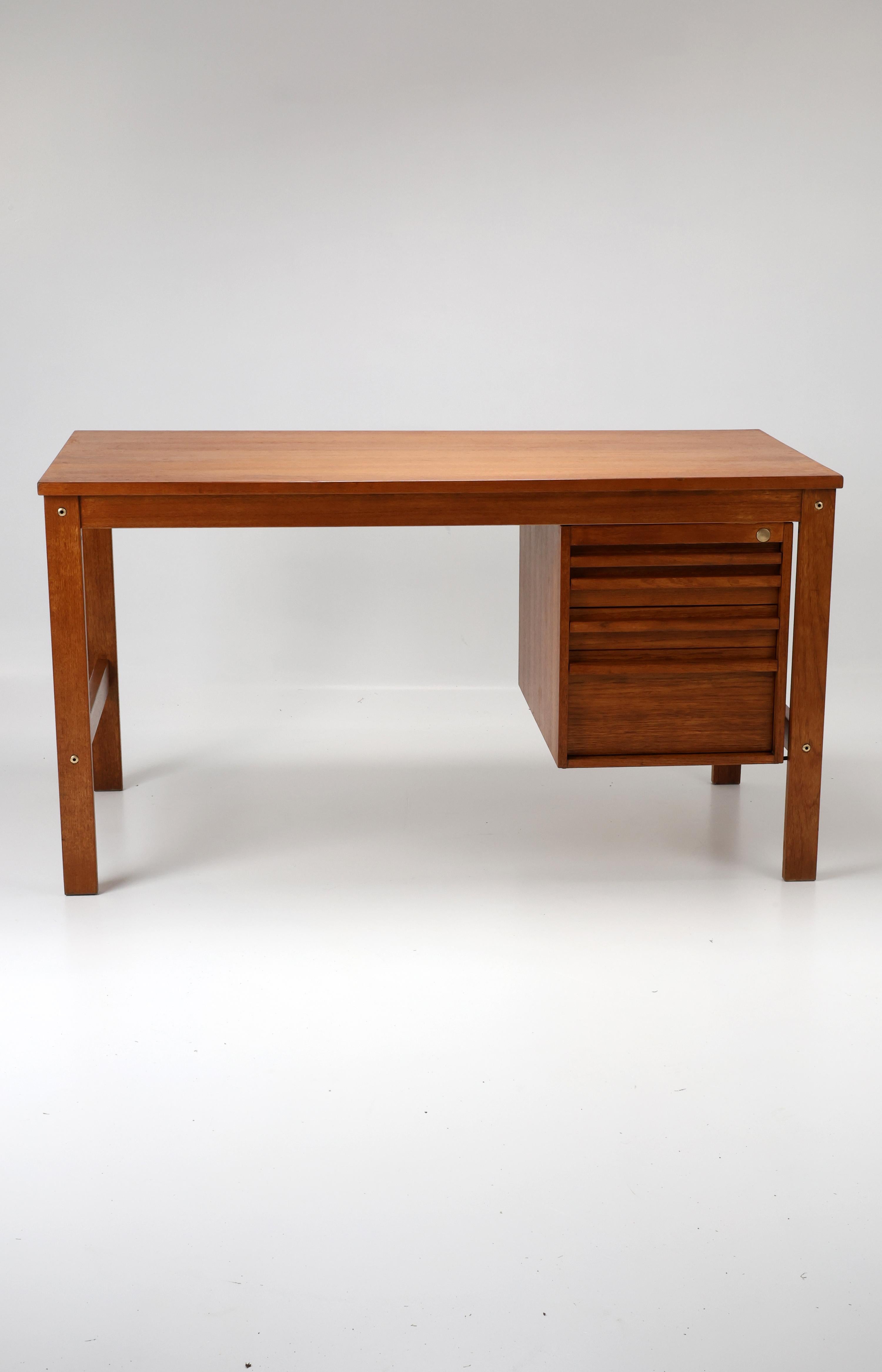 Scrivania in teak di metà secolo, anni '60 in vendita 3