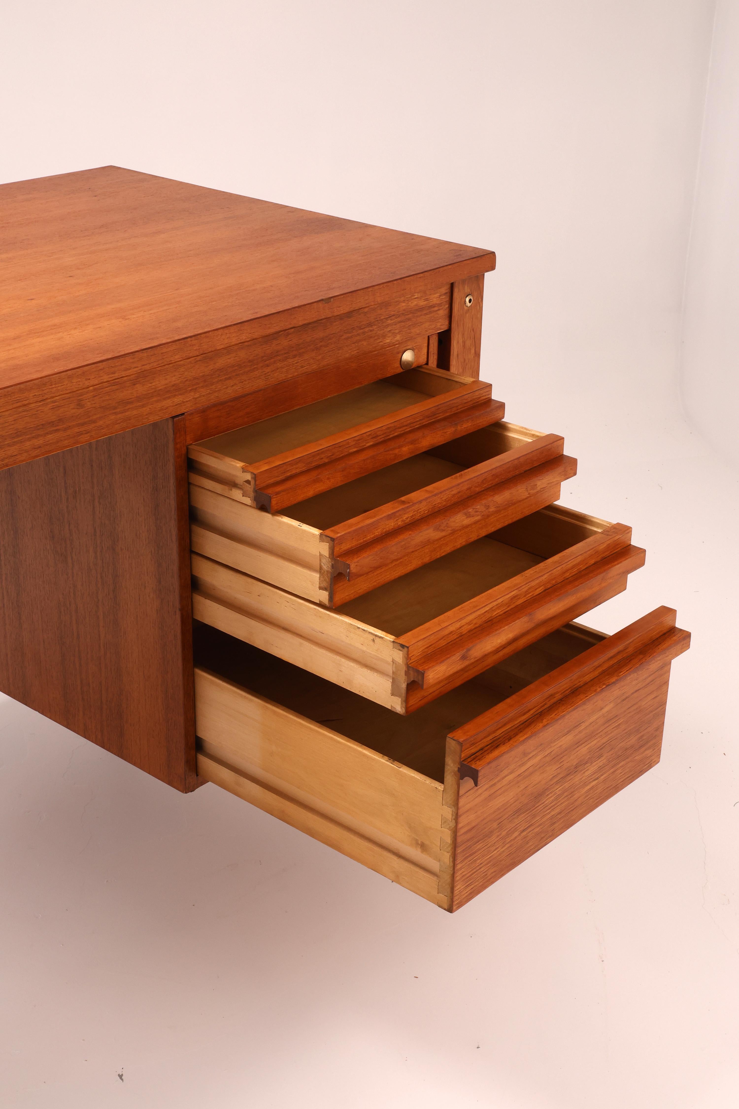 Scrivania in teak di metà secolo, anni '60 in vendita 4