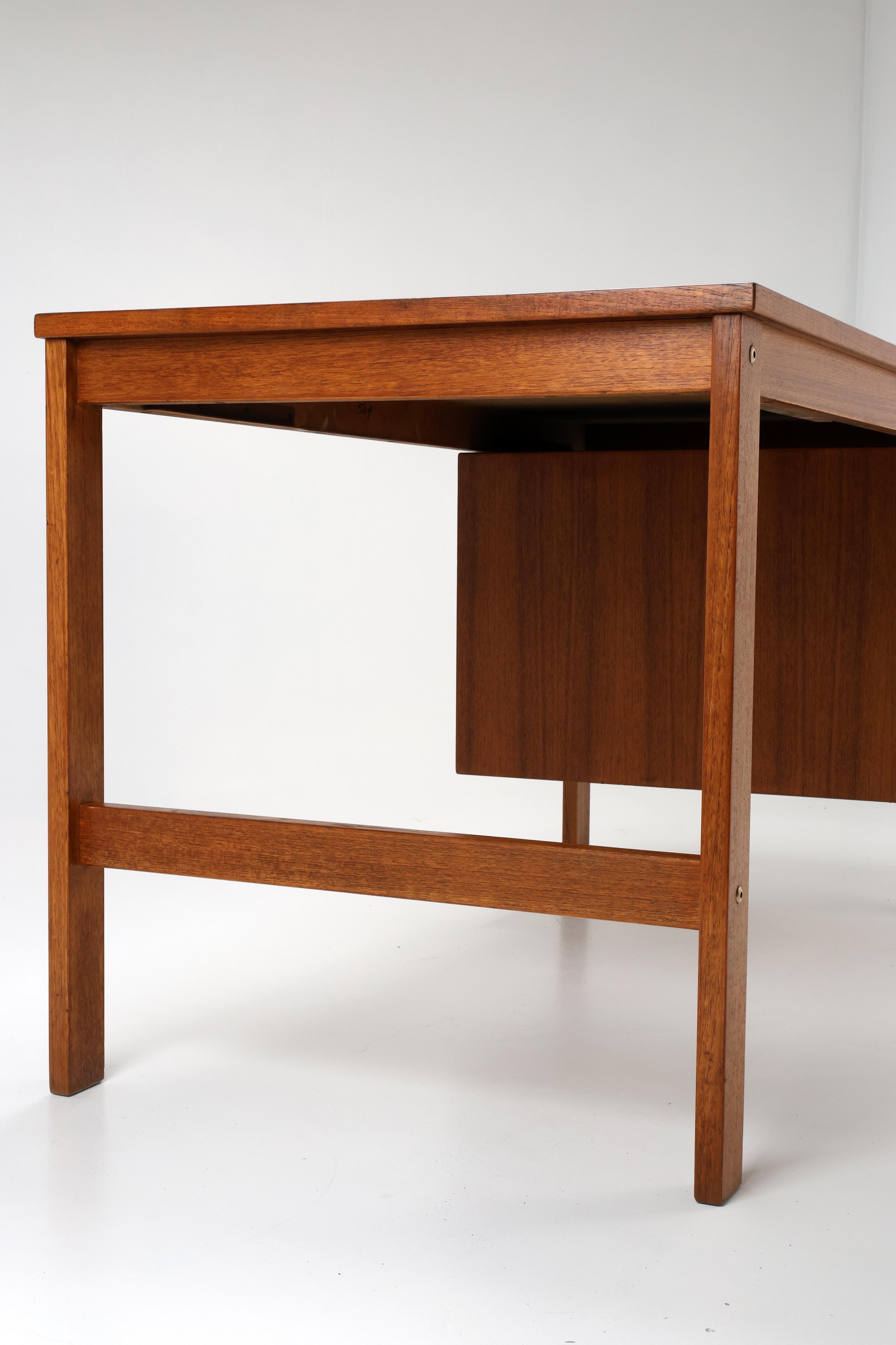 Scrivania in teak di metà secolo, anni '60 in vendita 6