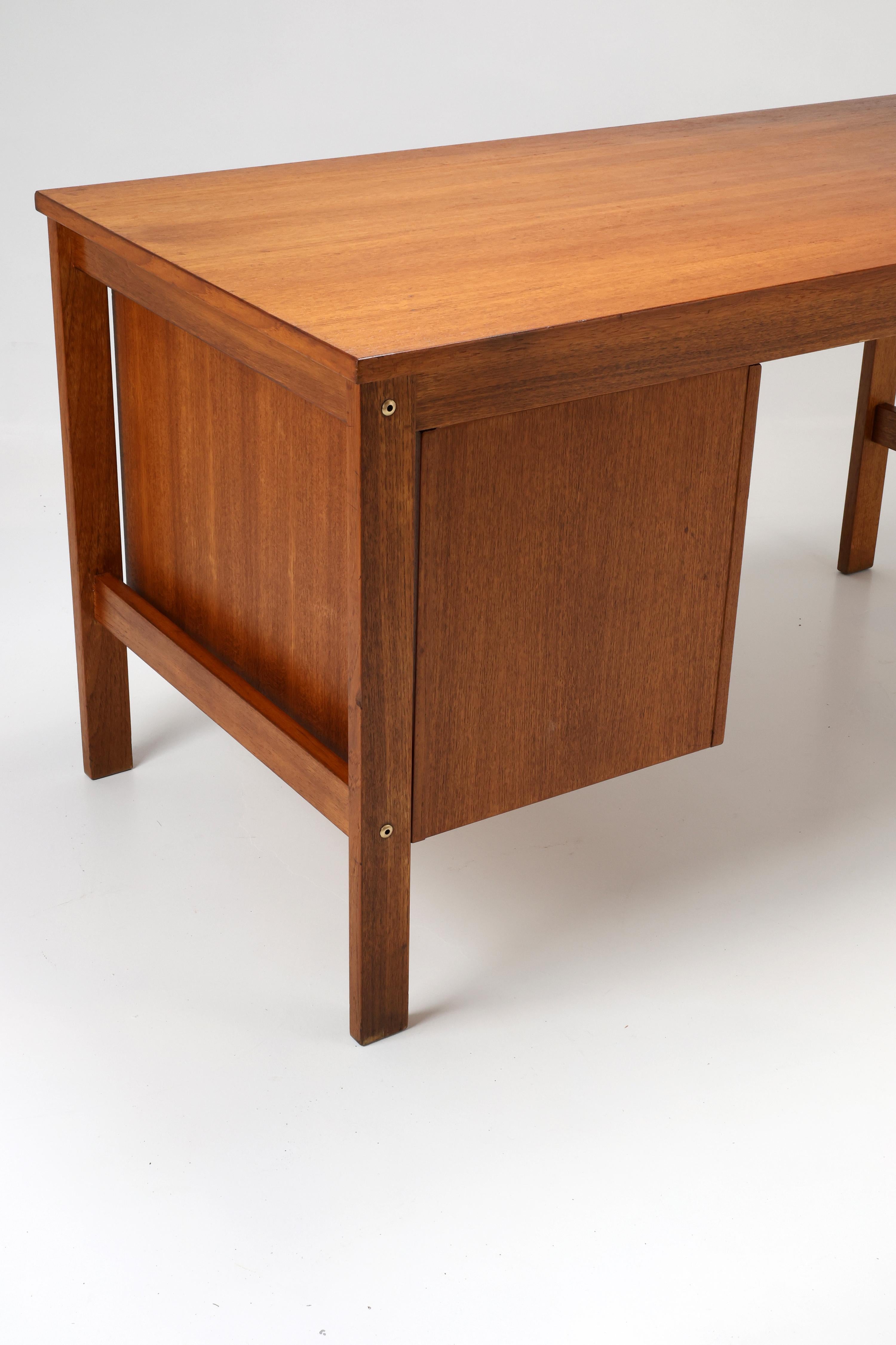 A olio Scrivania in teak di metà secolo, anni '60 in vendita