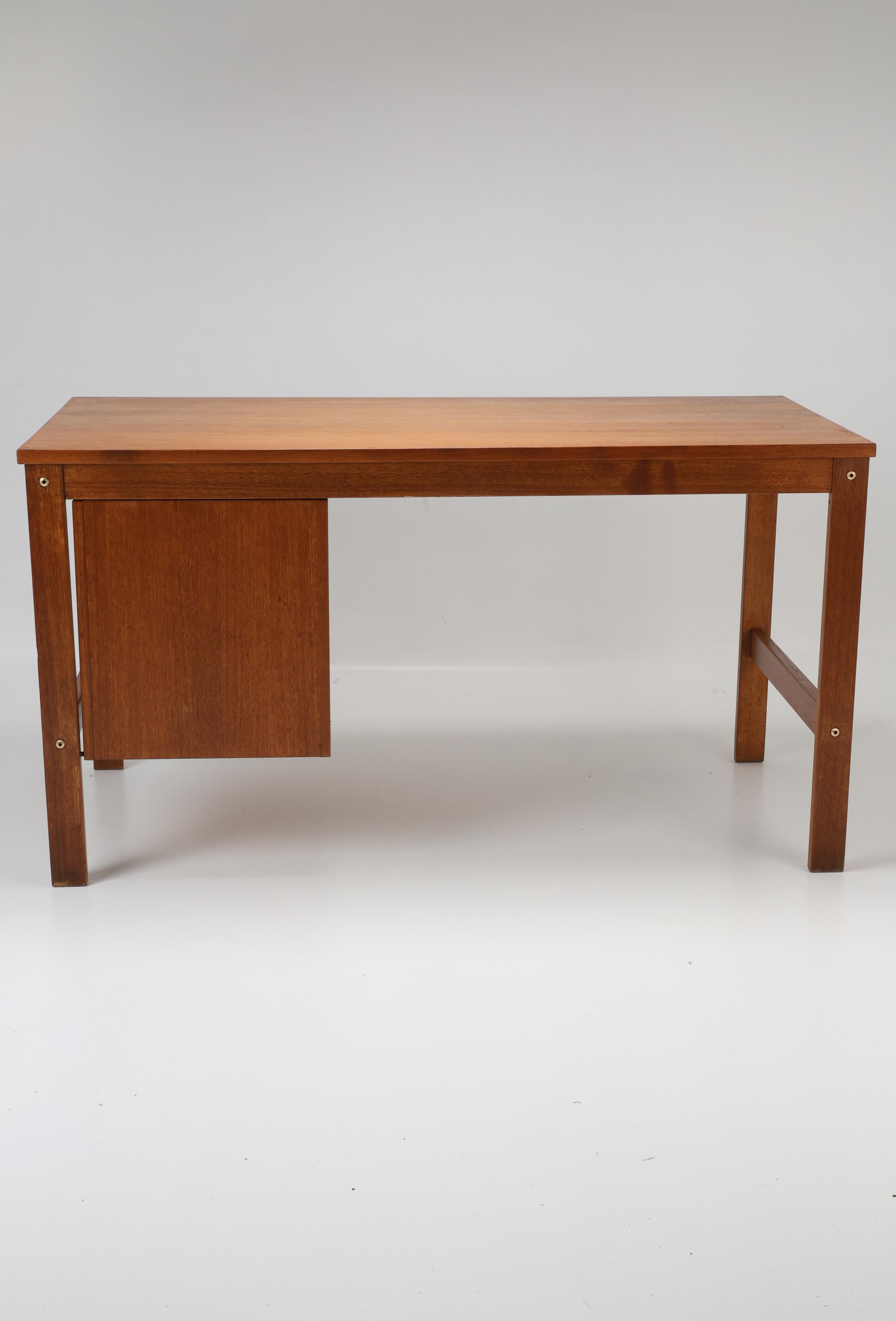 Scrivania in teak di metà secolo, anni '60 in vendita 1