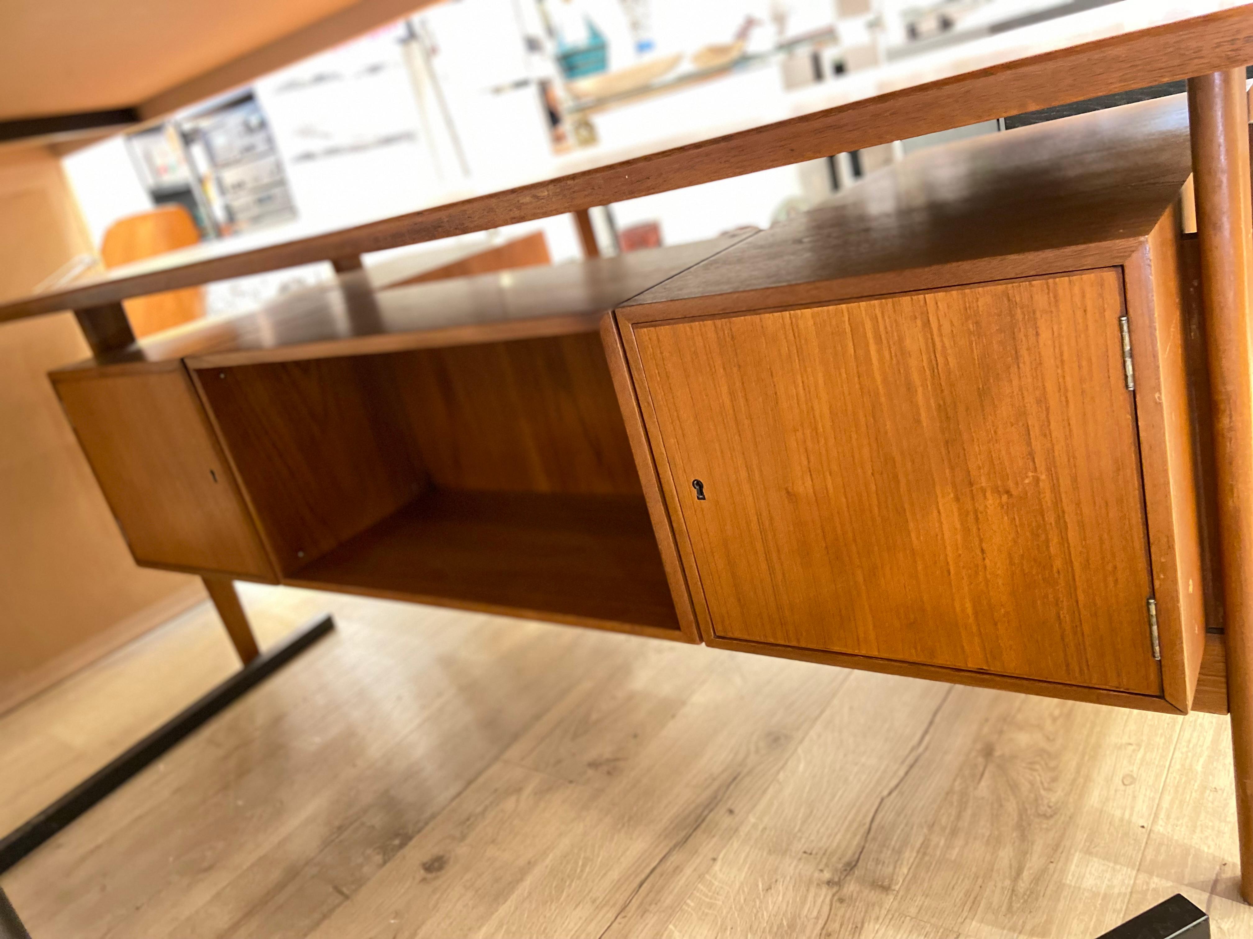 Mid-Century Teak Desk By Kai Kristiansen In Good Condition For Sale In London, GB