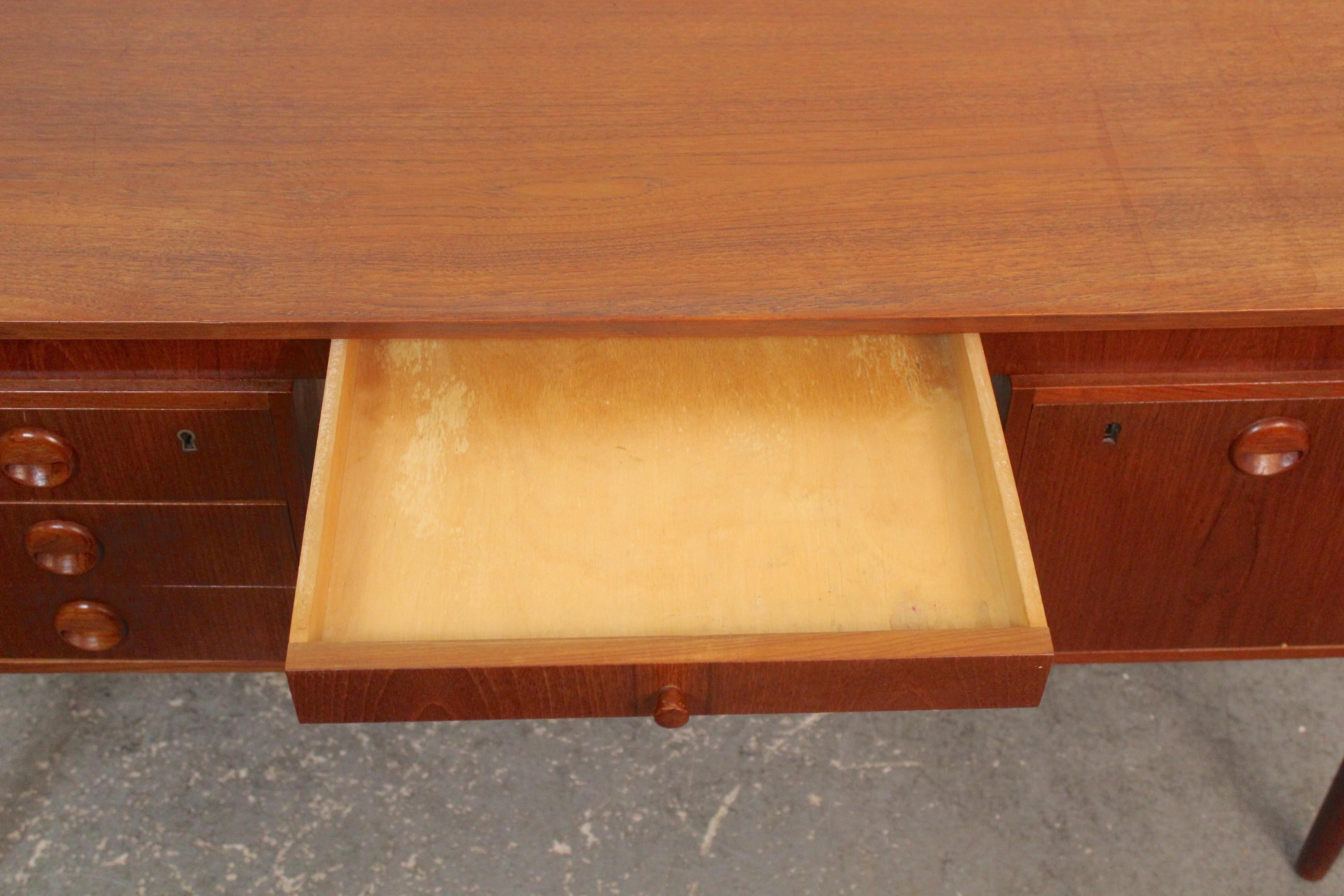 Mid-Century Teak Desk by Maurice Villency For Sale 5