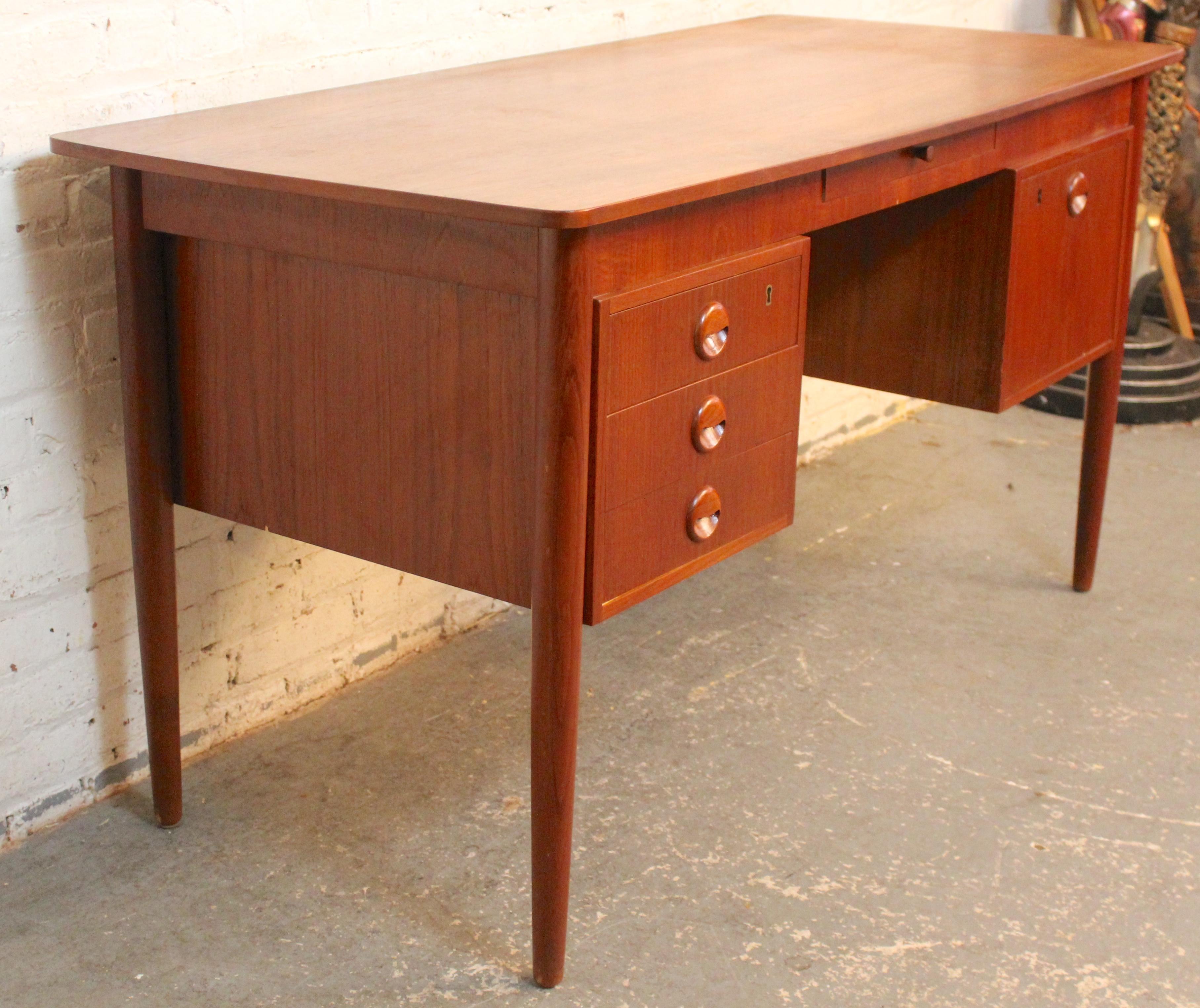 Mid-Century Modern Mid-Century Teak Desk by Maurice Villency For Sale