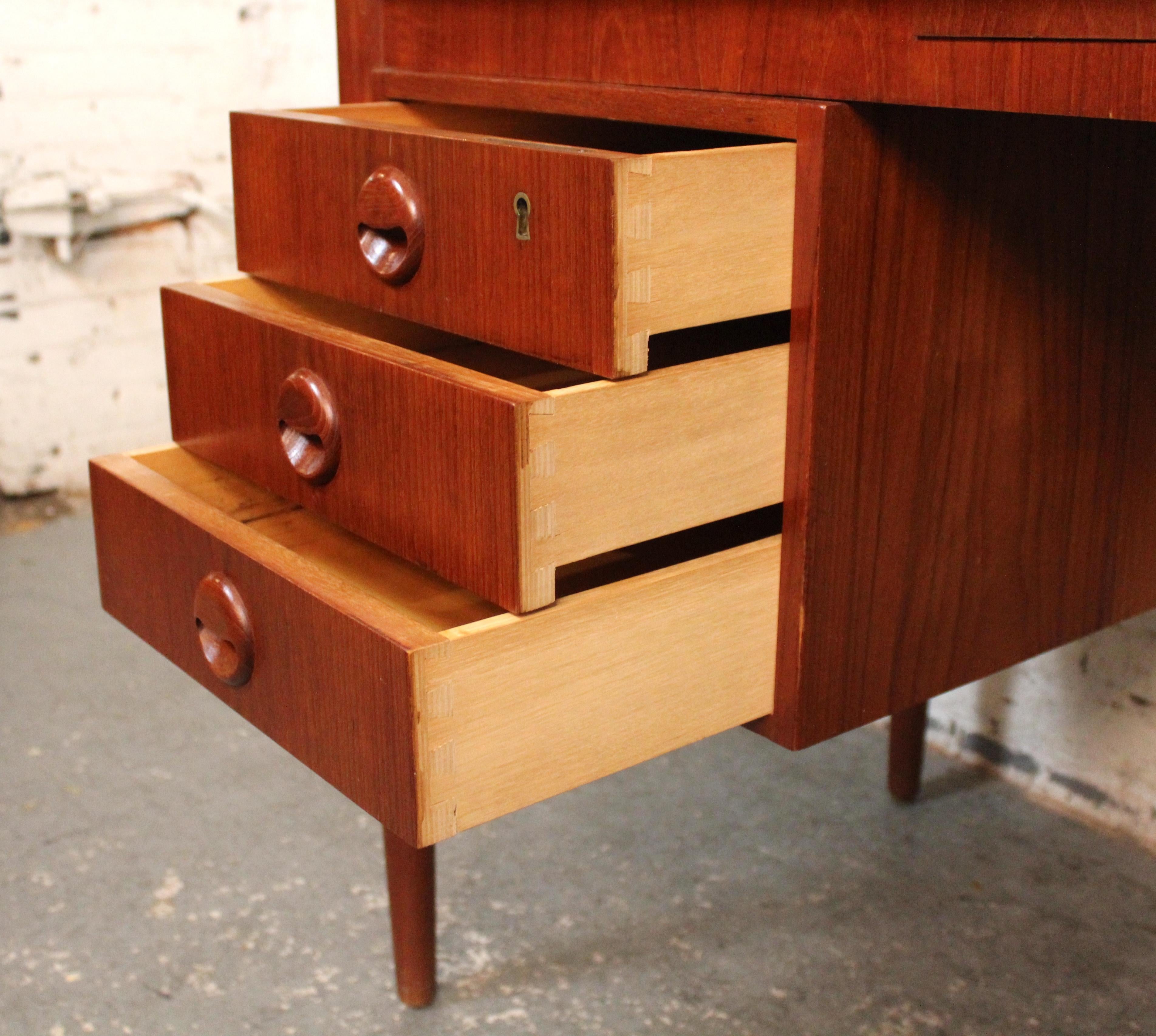 Mid-Century Teak Desk by Maurice Villency For Sale 4