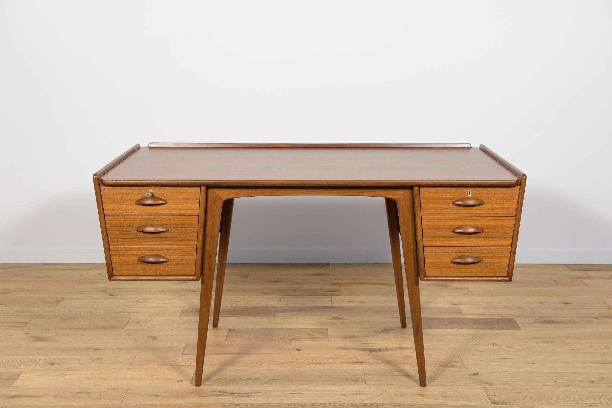 A desk designed by Svante Skogh for the Swedish manufacturer AB Möbelfabriken Balder in the 1960s. A desk with a unique, creative design, made with attention to every detail. It has six drawers, placed on two modules suspended from the countertop.