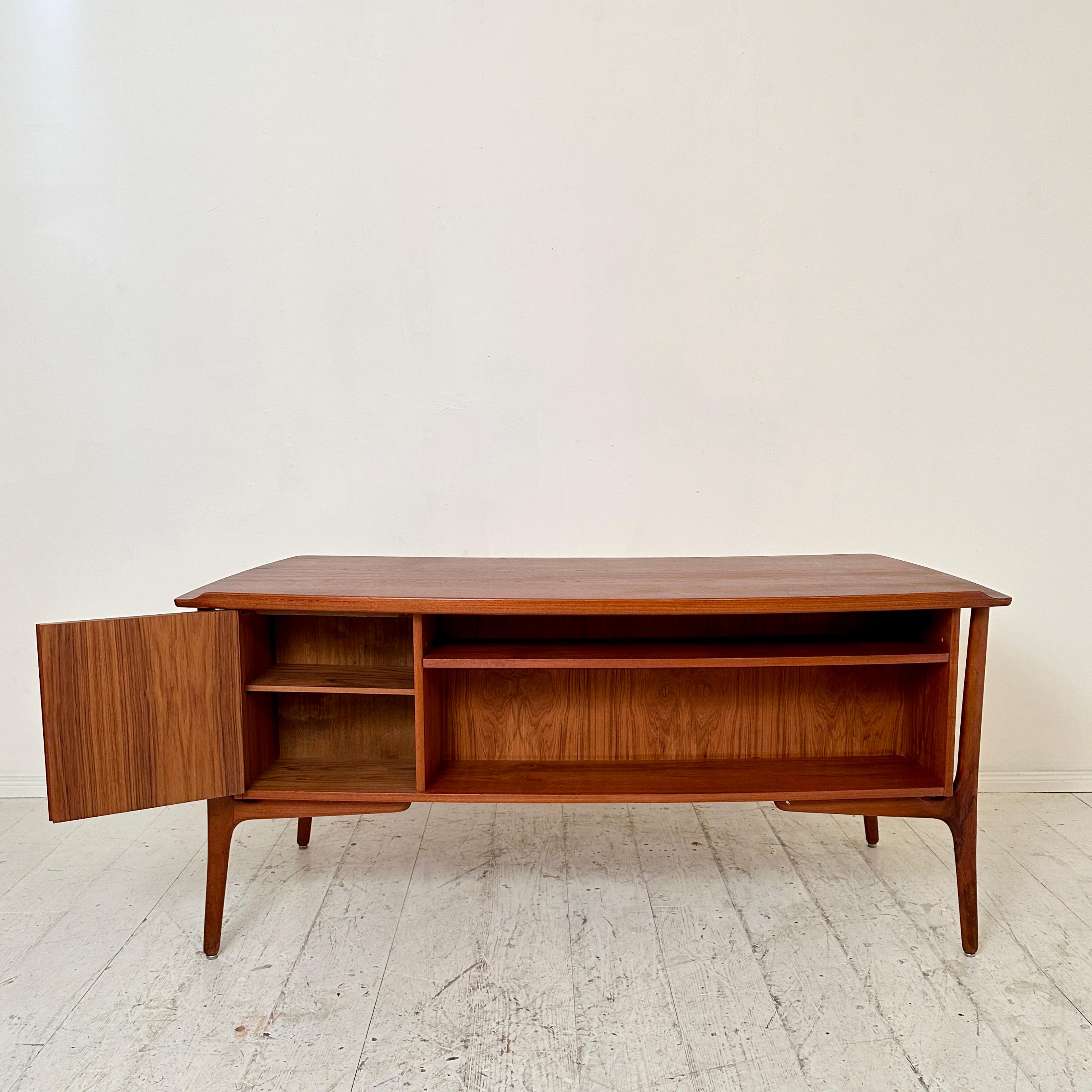 Mid Century Teak Desk by Svend Aage Madsen for H.P. Hansen, around 1960 For Sale 3