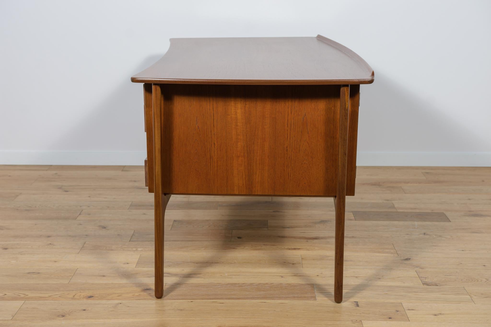Mid-Century Teak Desk by Svend Åge Madsen for H.P. Hansen, 1960s In Excellent Condition For Sale In GNIEZNO, 30