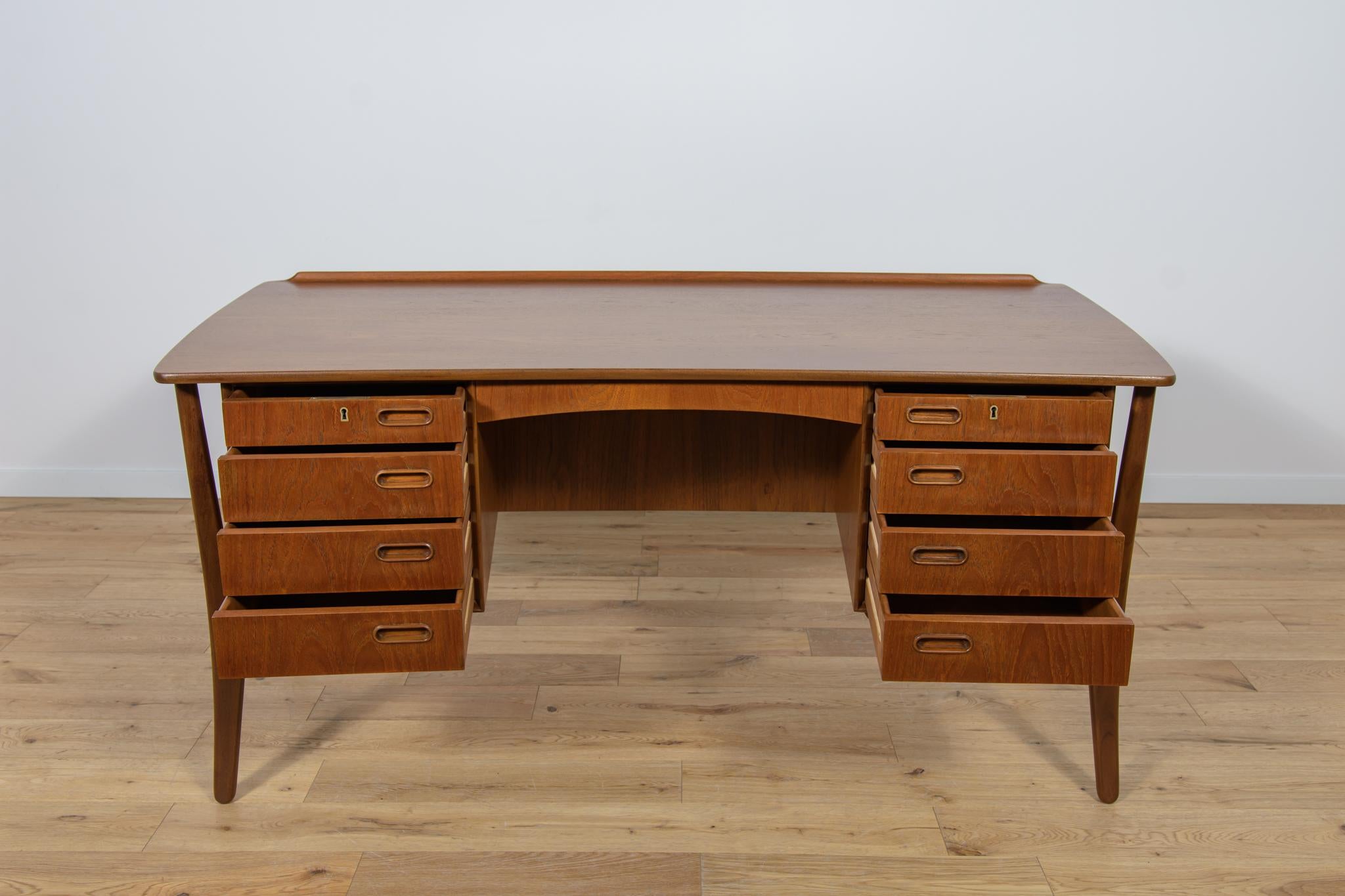 Mid-Century Teak Desk by Svend Åge Madsen for H.P. Hansen, 1960s For Sale 2