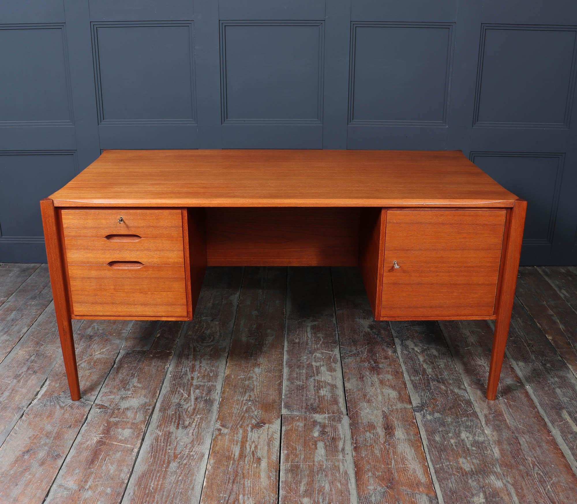 Mid Century Teak Desk c1960 In Good Condition In Paddock Wood Tonbridge, GB
