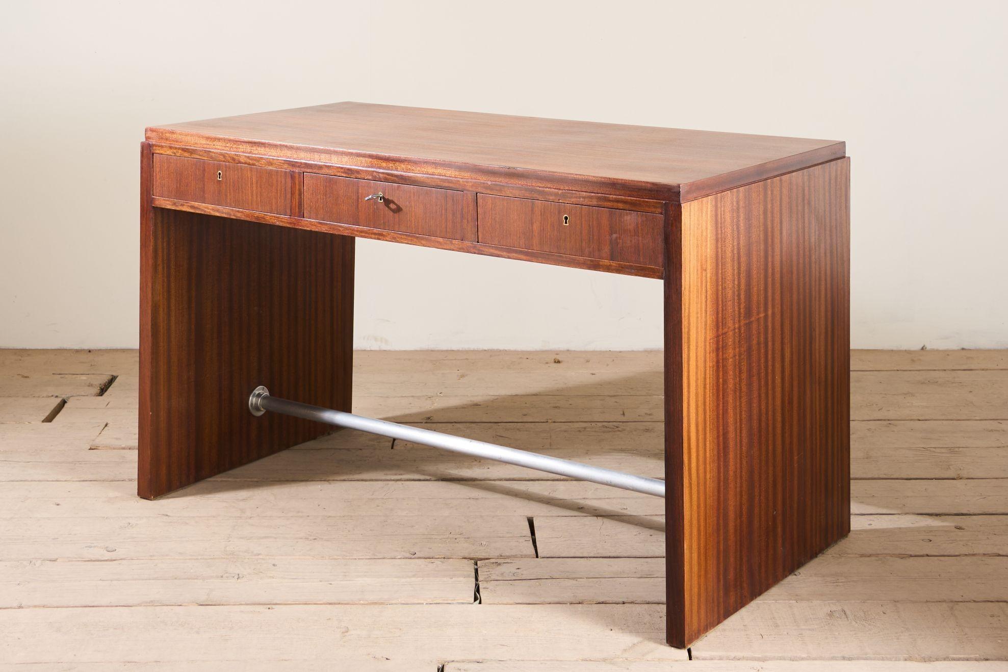 Scrivania in teak del Medioevo In condizioni ottime in vendita a Malton, GB