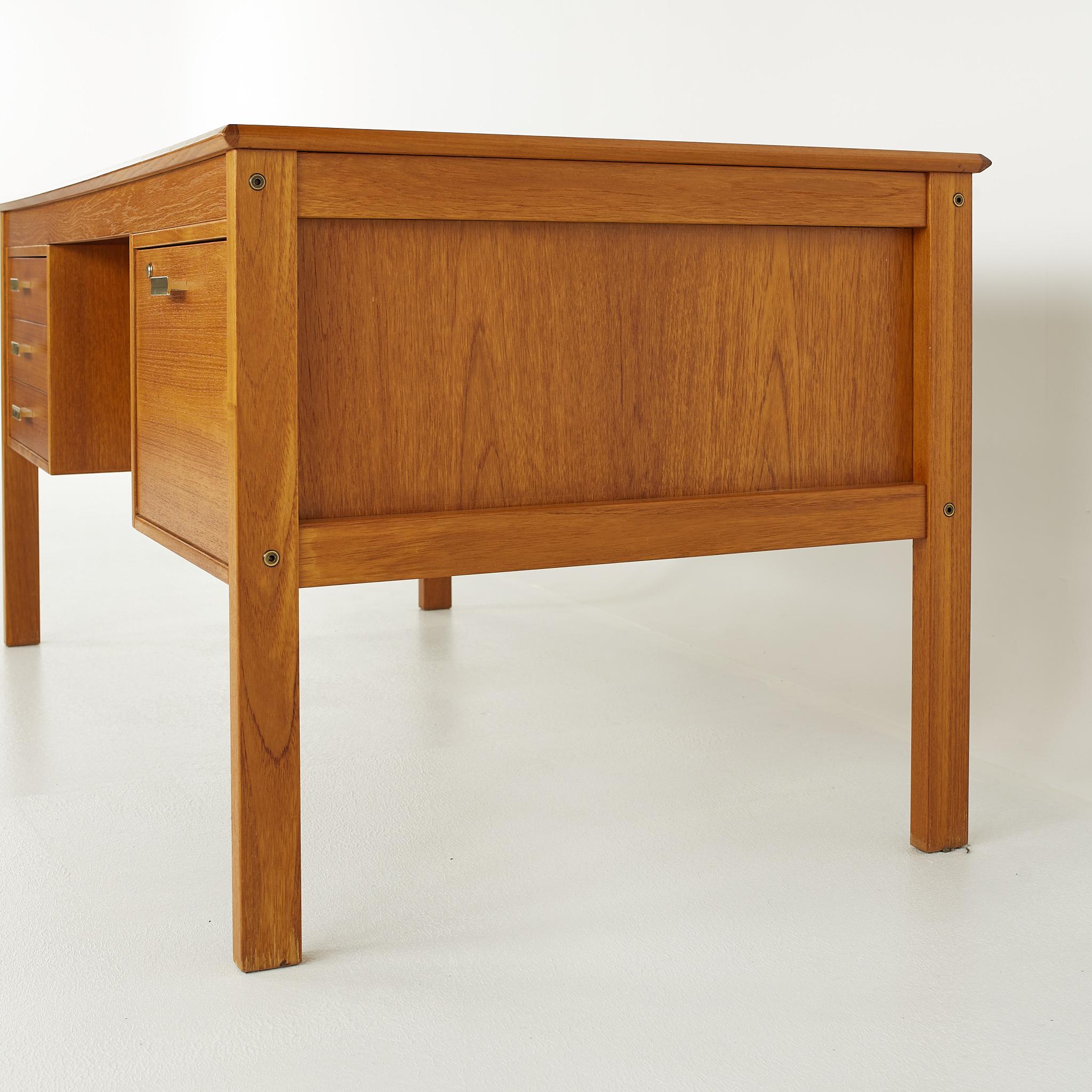 Farso Stolefabrik for Maurice Villency Mid Century Danish Teak Desk In Good Condition In Countryside, IL