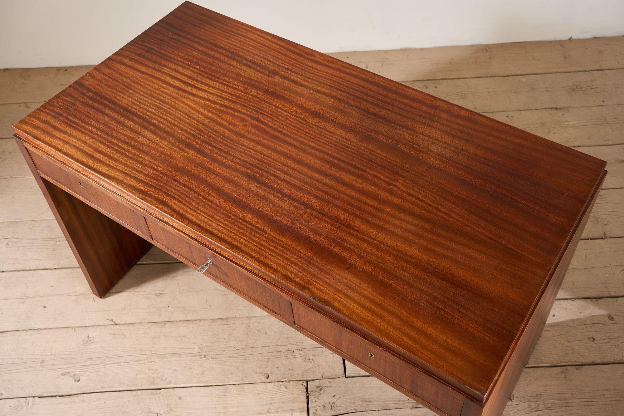 XX secolo Scrivania in teak del Medioevo in vendita