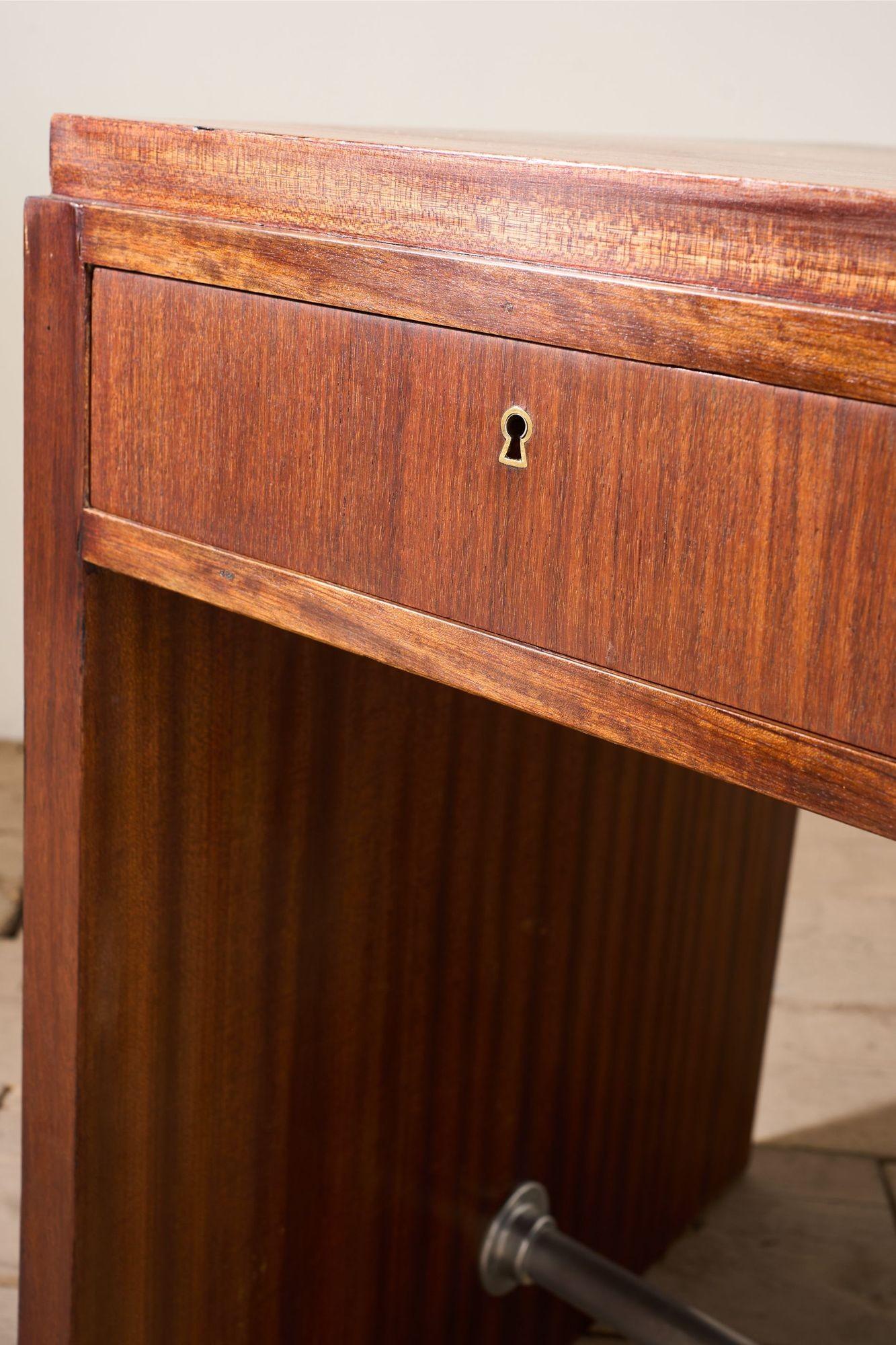 Teak Scrivania in teak del Medioevo in vendita