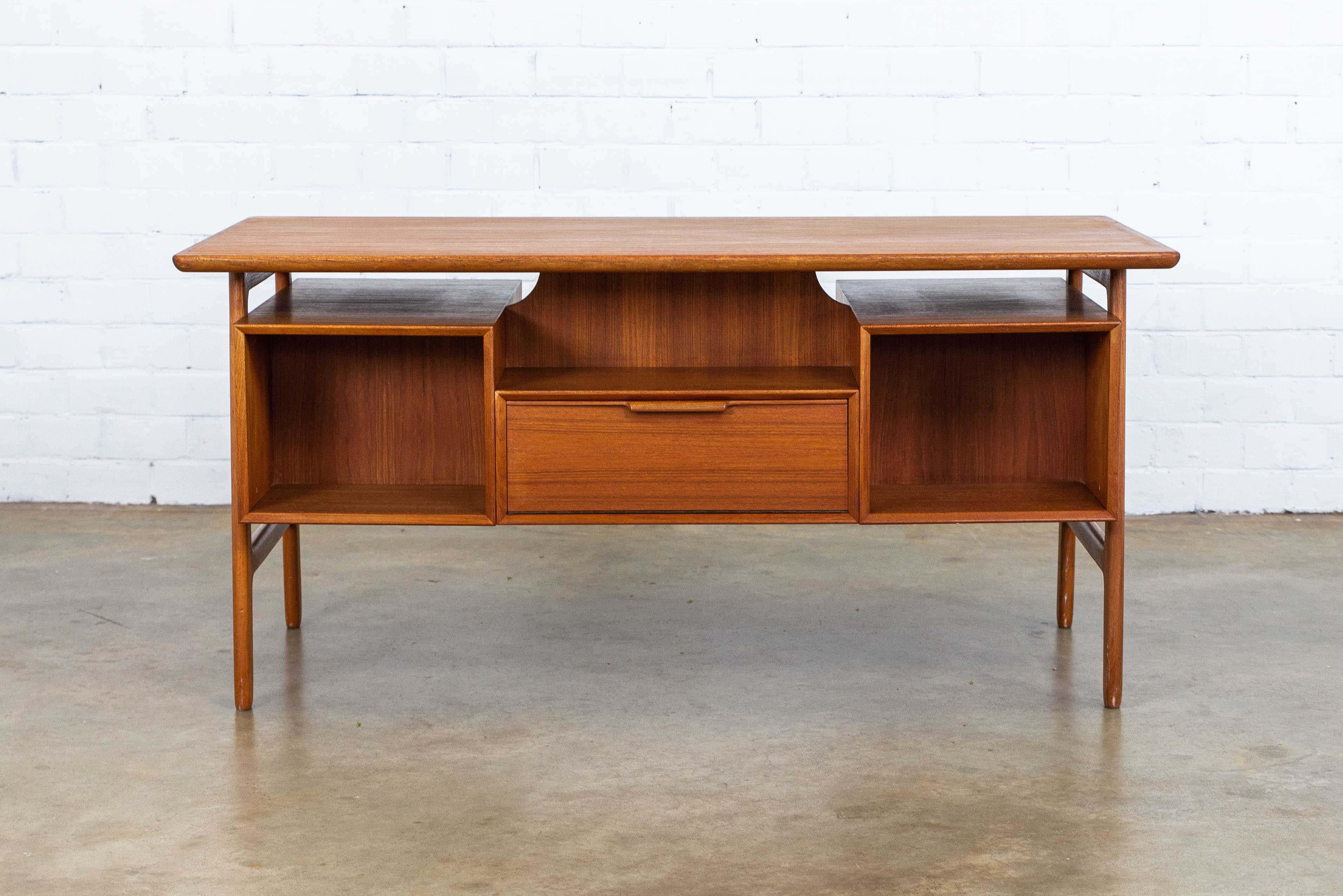 Midcentury Teak Desk from Omann Jun, Model 75, 1960s, Vintage Design In Good Condition In Wijnegem, Antwerpen
