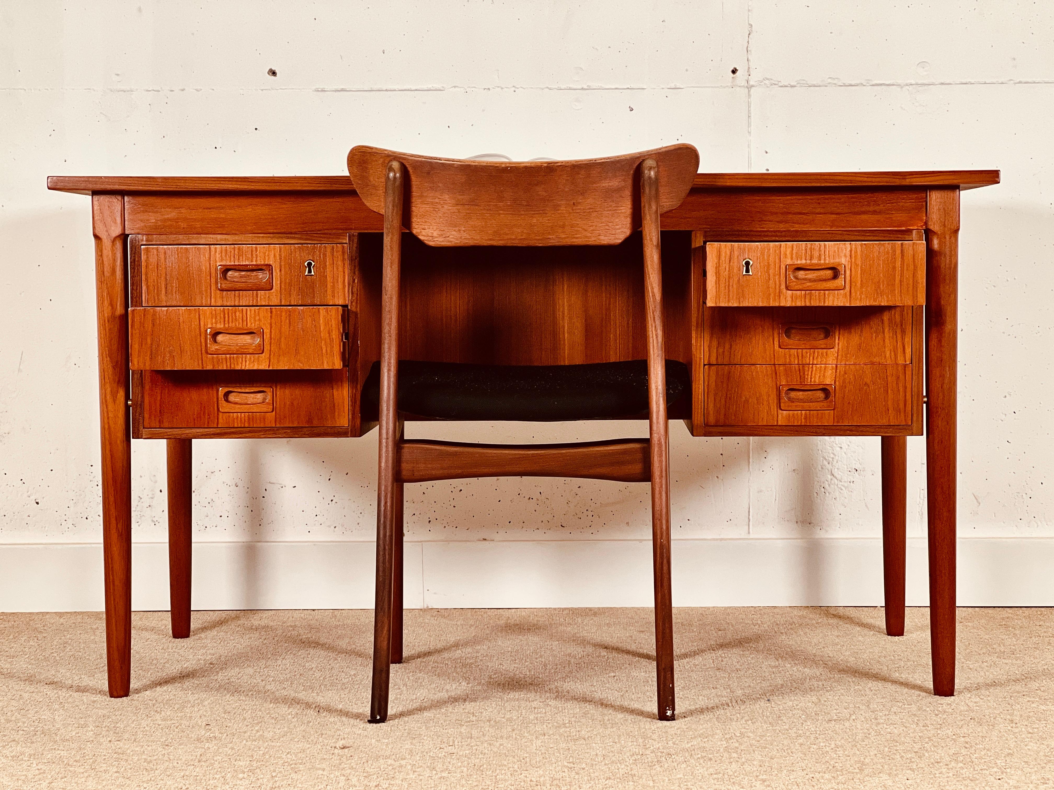 The desk is a masterpiece made by expert Danish cabinet makers.

The desk has beautifully shaped legs shaping its structure, with six drawers and a helpful bookcase at the back. With a vibrant teakwood, the desk is completely restored and in full