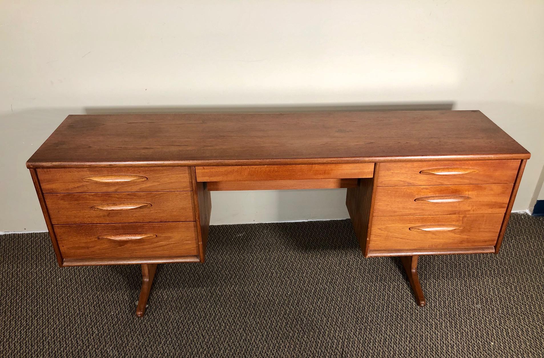 Fantastic teak vanity or desk by Austinsuite. Originally designed as a vanity but can also be used as a desk.
It has 3 drawers with beautiful sculpted teak handles on each side and one secret drawer in the middle.
The back is