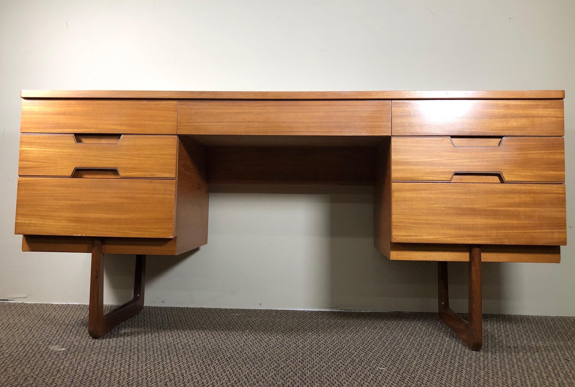Fantastic teak vanity or desk by Uniflex. Originally designed as a vanity but can also be used as a desk.
It has 3 drawers on each side and one secret drawer in the middle.
The back is unfinished.
Dimensions: 59.75