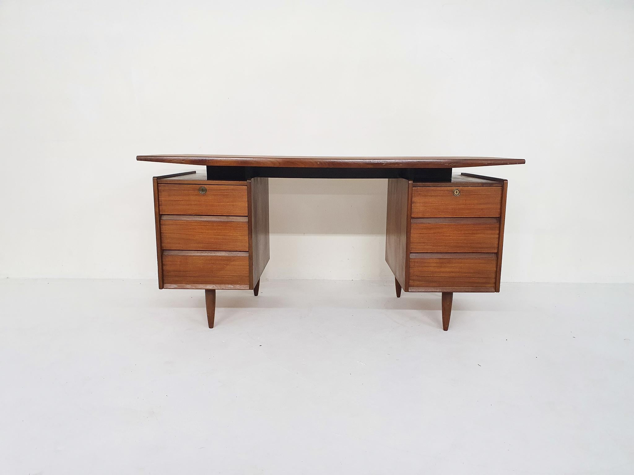 Teak veneer desk with drawers which can be locked. The top has been sand and laquered
