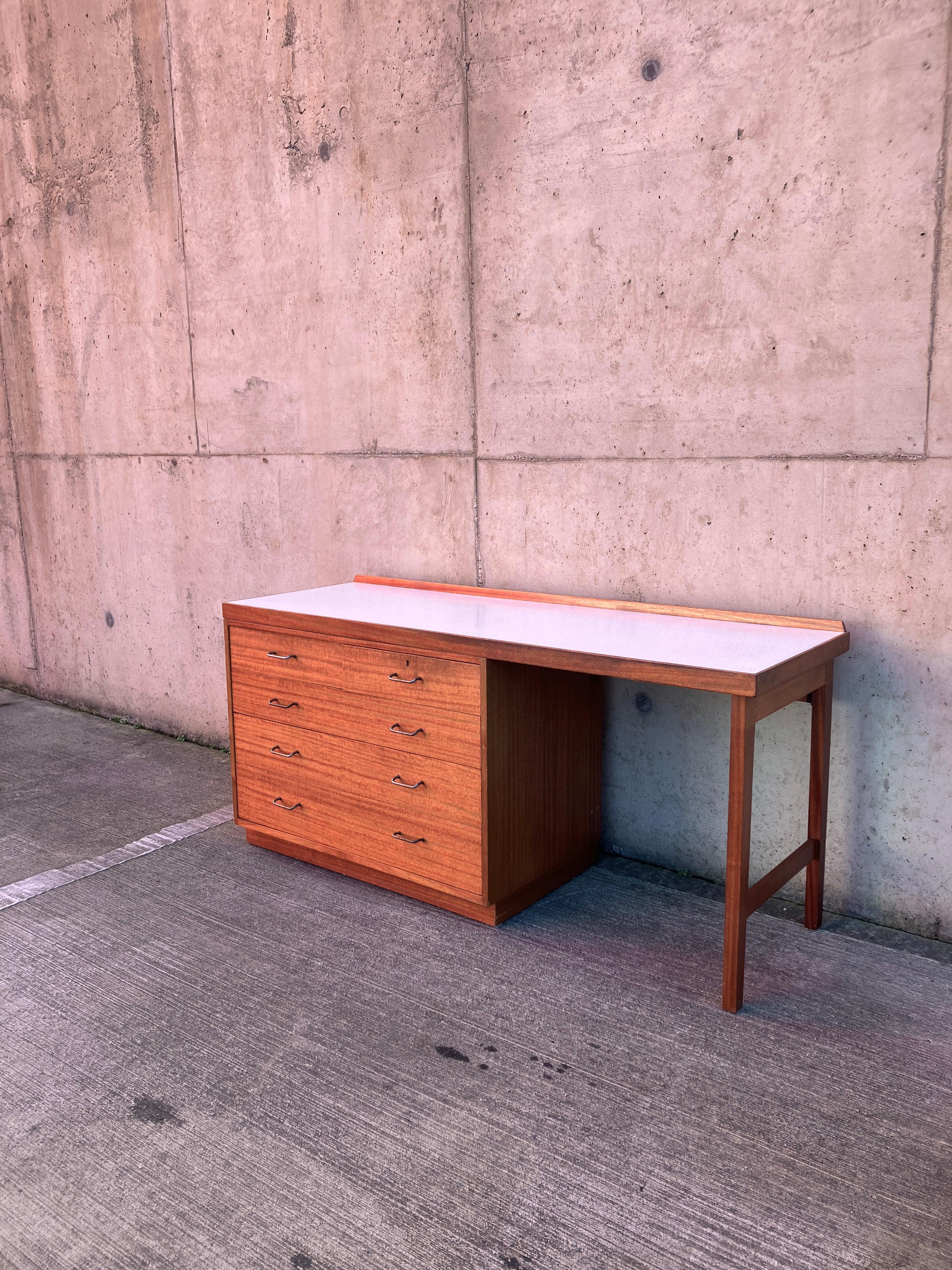Mid Century Teak Desk with Formica Top (Moderne der Mitte des Jahrhunderts) im Angebot