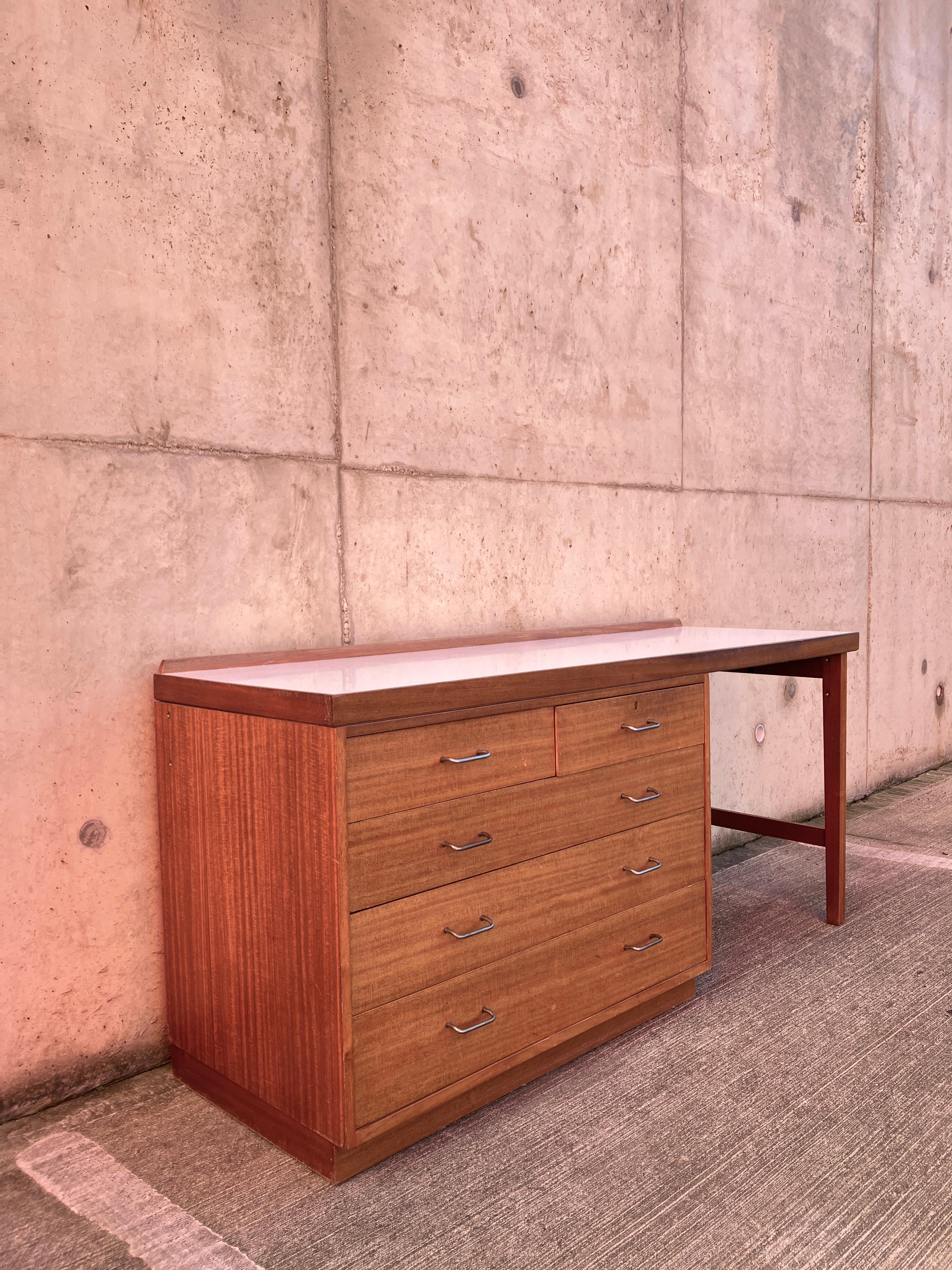 Mid Century Teak Desk with Formica Top (Britisch) im Angebot