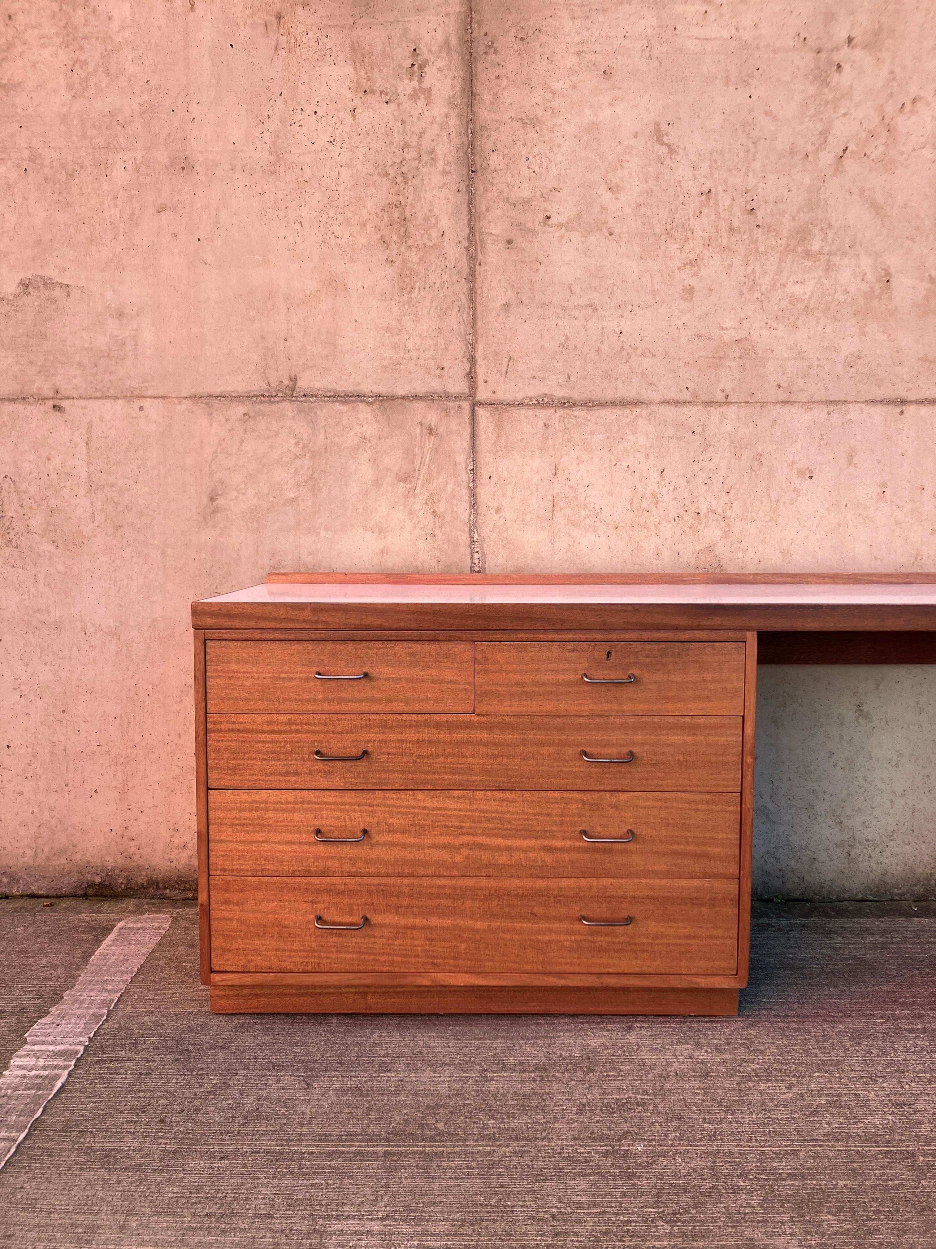 Mid Century Teak Desk with Formica Top (Tischlerei) im Angebot