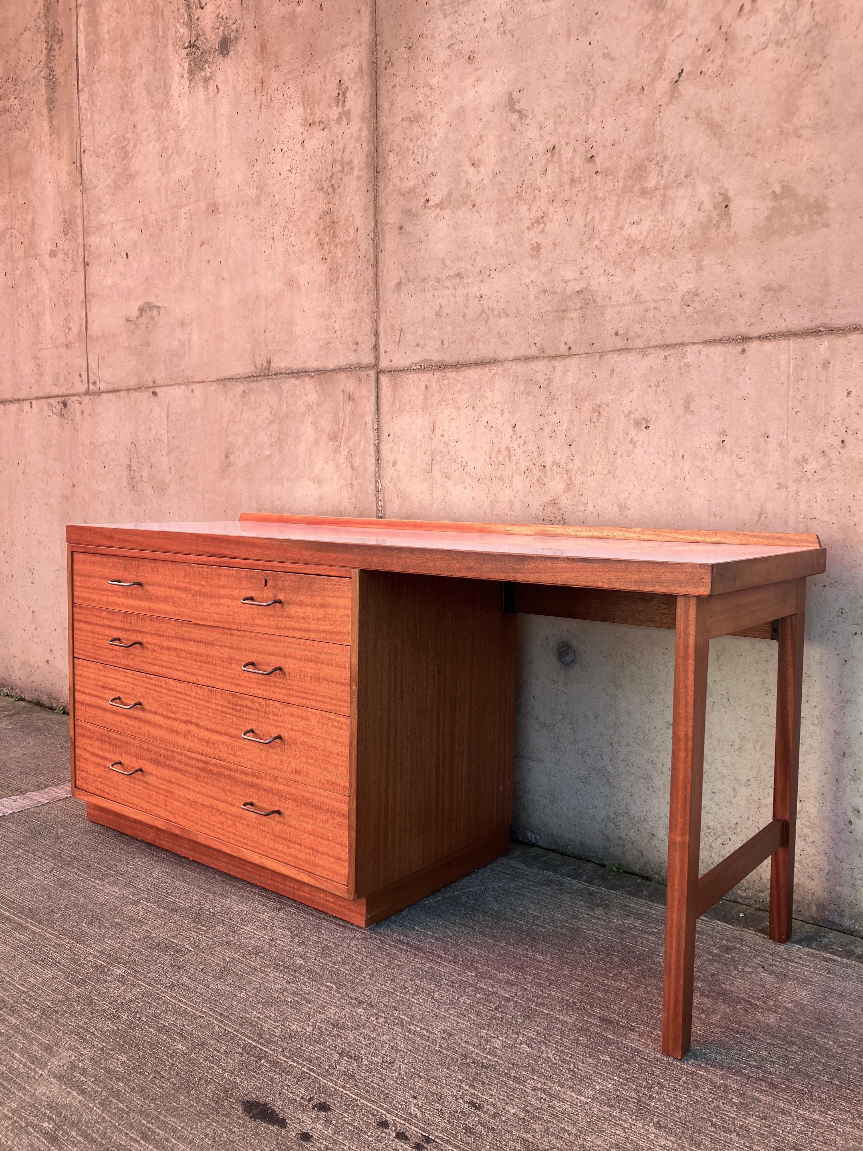 Mid Century Teak Desk with Formica Top im Zustand „Gut“ im Angebot in Leicester, GB
