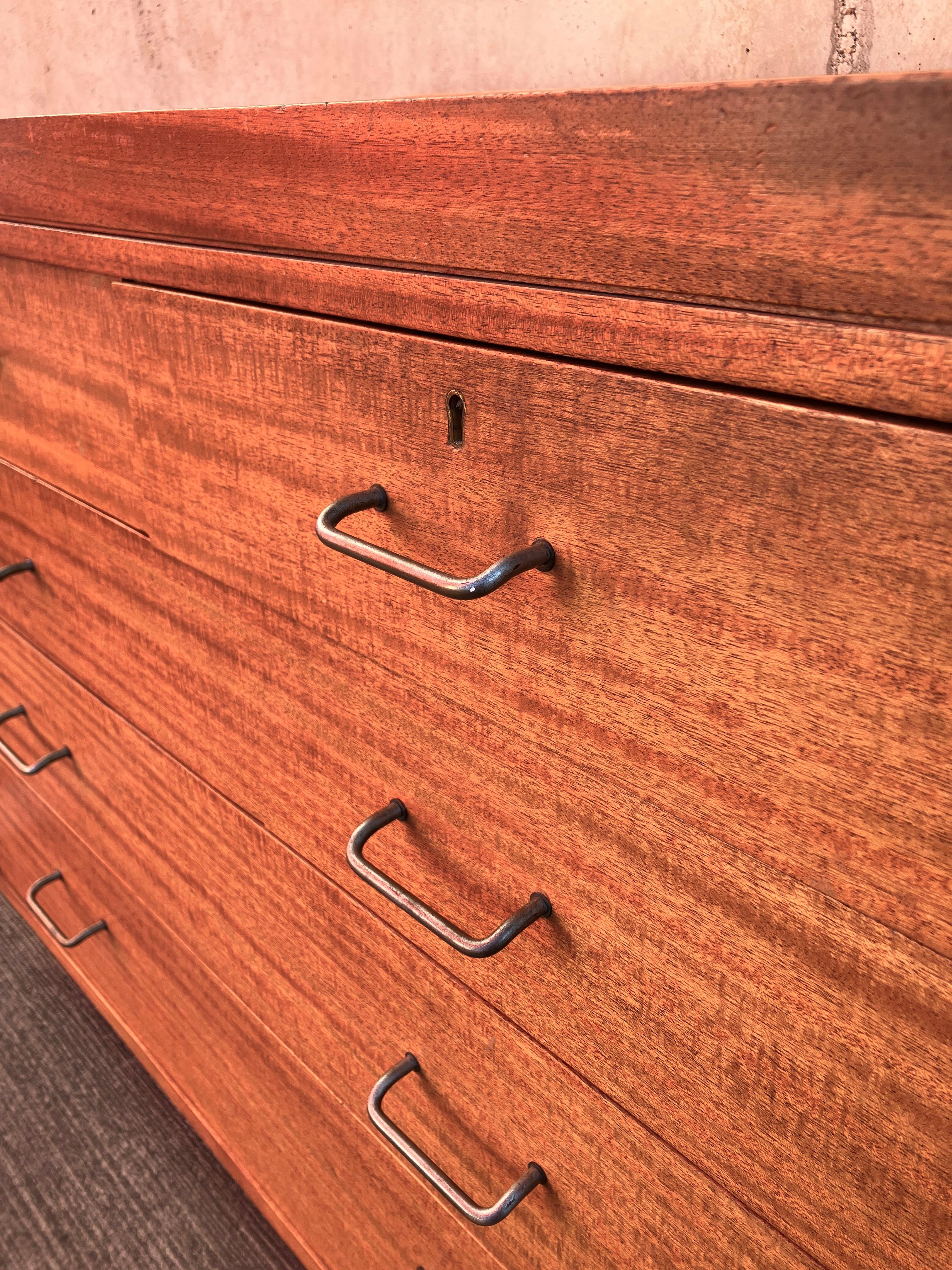 Mid Century Teak Desk with Formica Top (Mitte des 20. Jahrhunderts) im Angebot