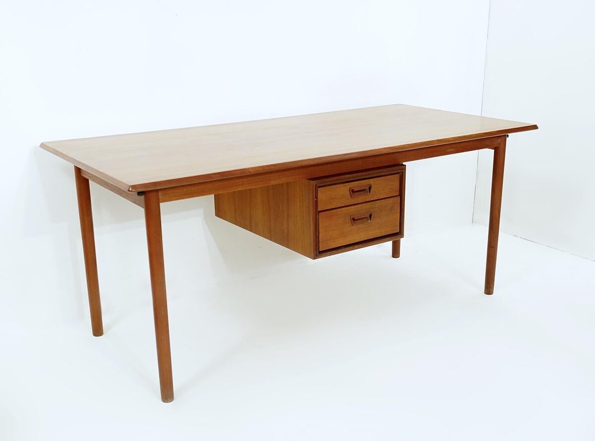 Mid-century teak desk with sliding drawers by Arne Vodder - Denmark, 1960s.