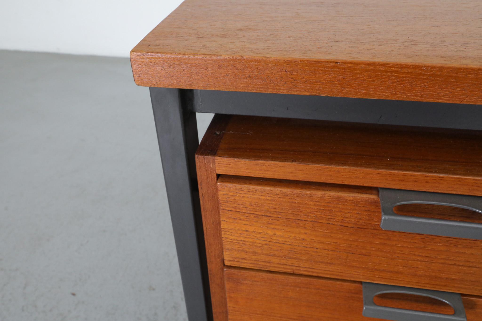 Scrivania in teak di metà secolo con cassetti sovrapposti di Herbert Hirche per Holzapfel in vendita 8